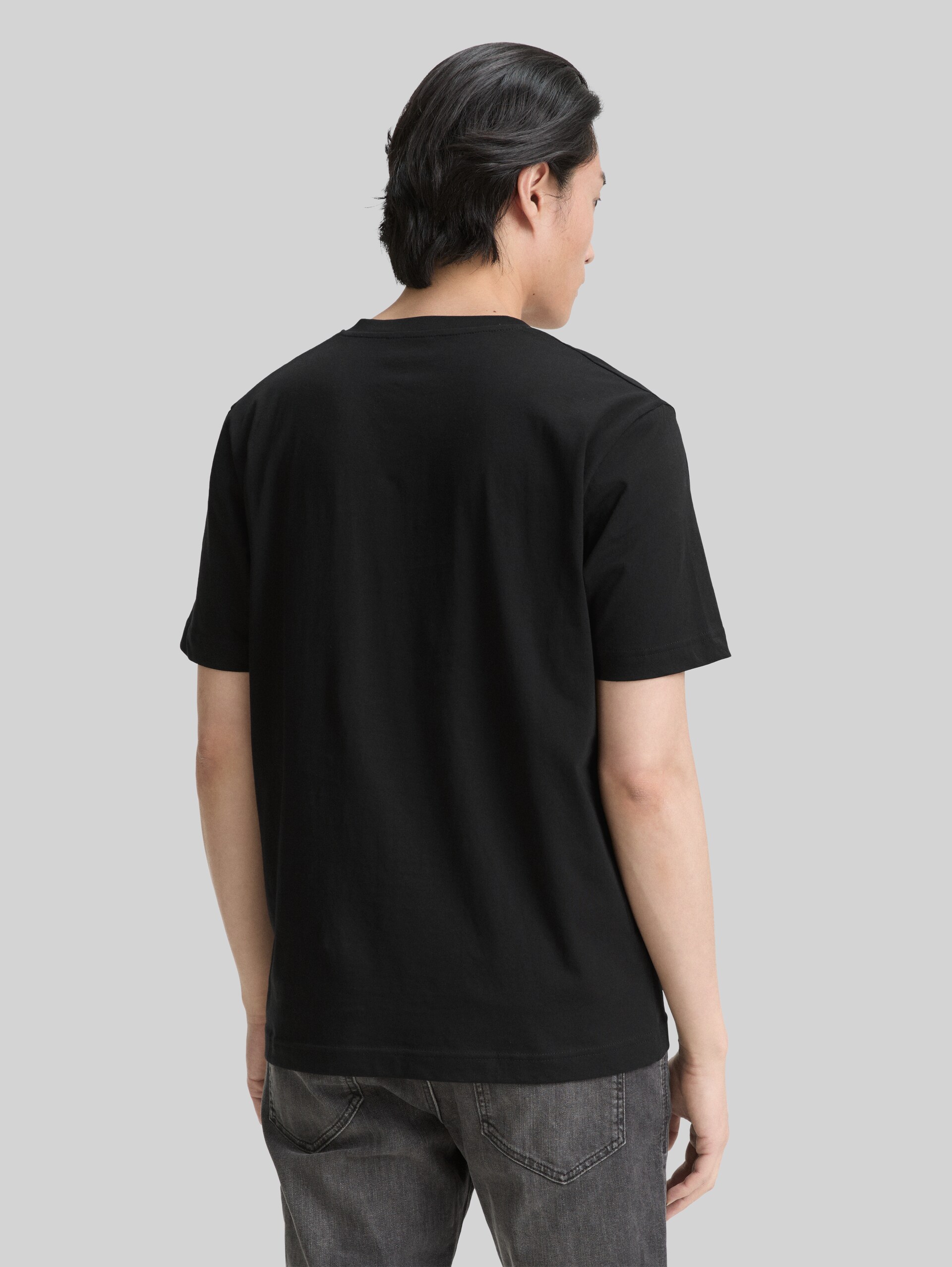 T-Shirts mit V-Ausschnitt im 2er-Pack - Black - Auschnitt Model-Rückansicht