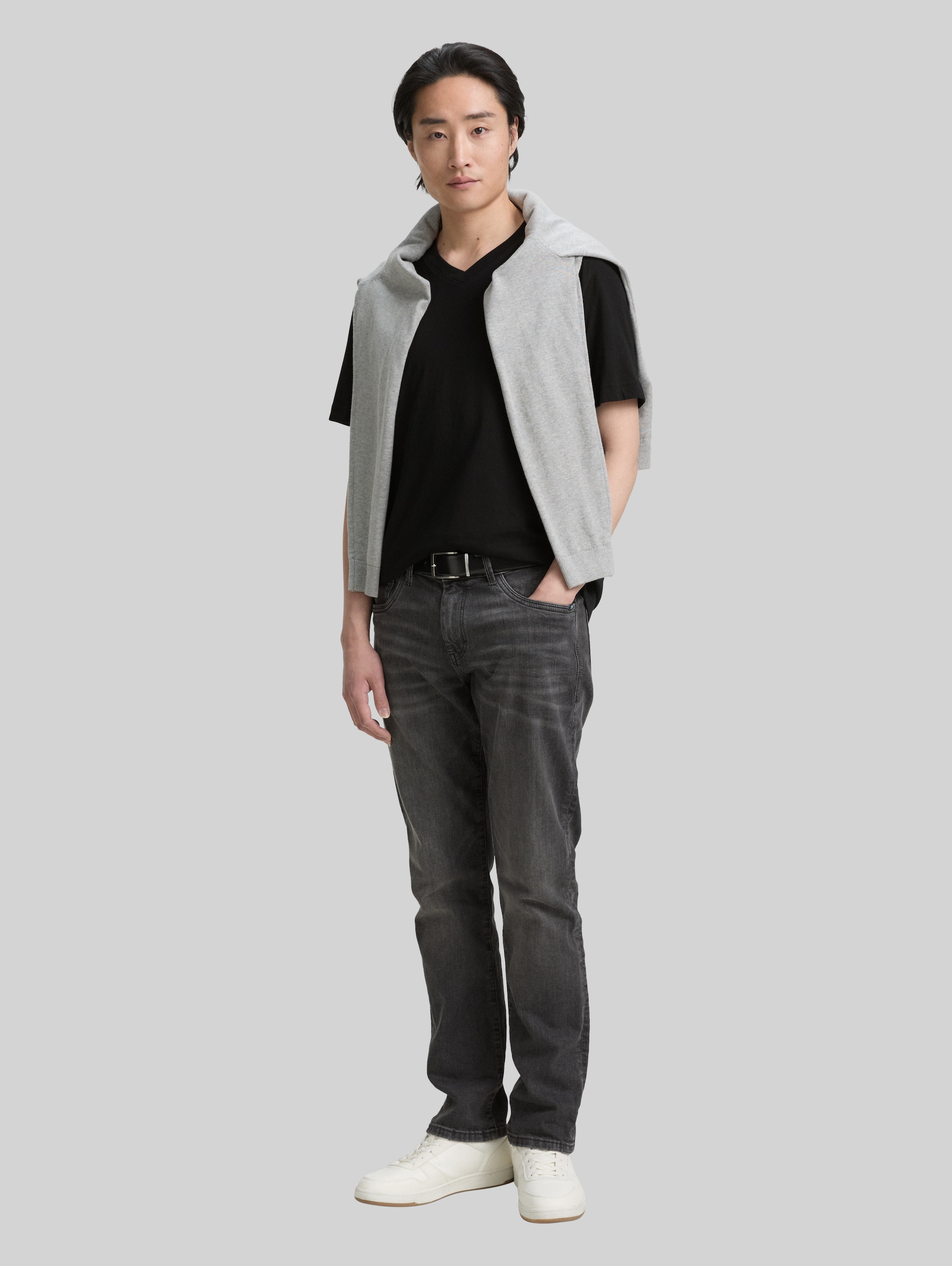 T-Shirts mit V-Ausschnitt im 2er-Pack - Black - Model-Vorderansicht