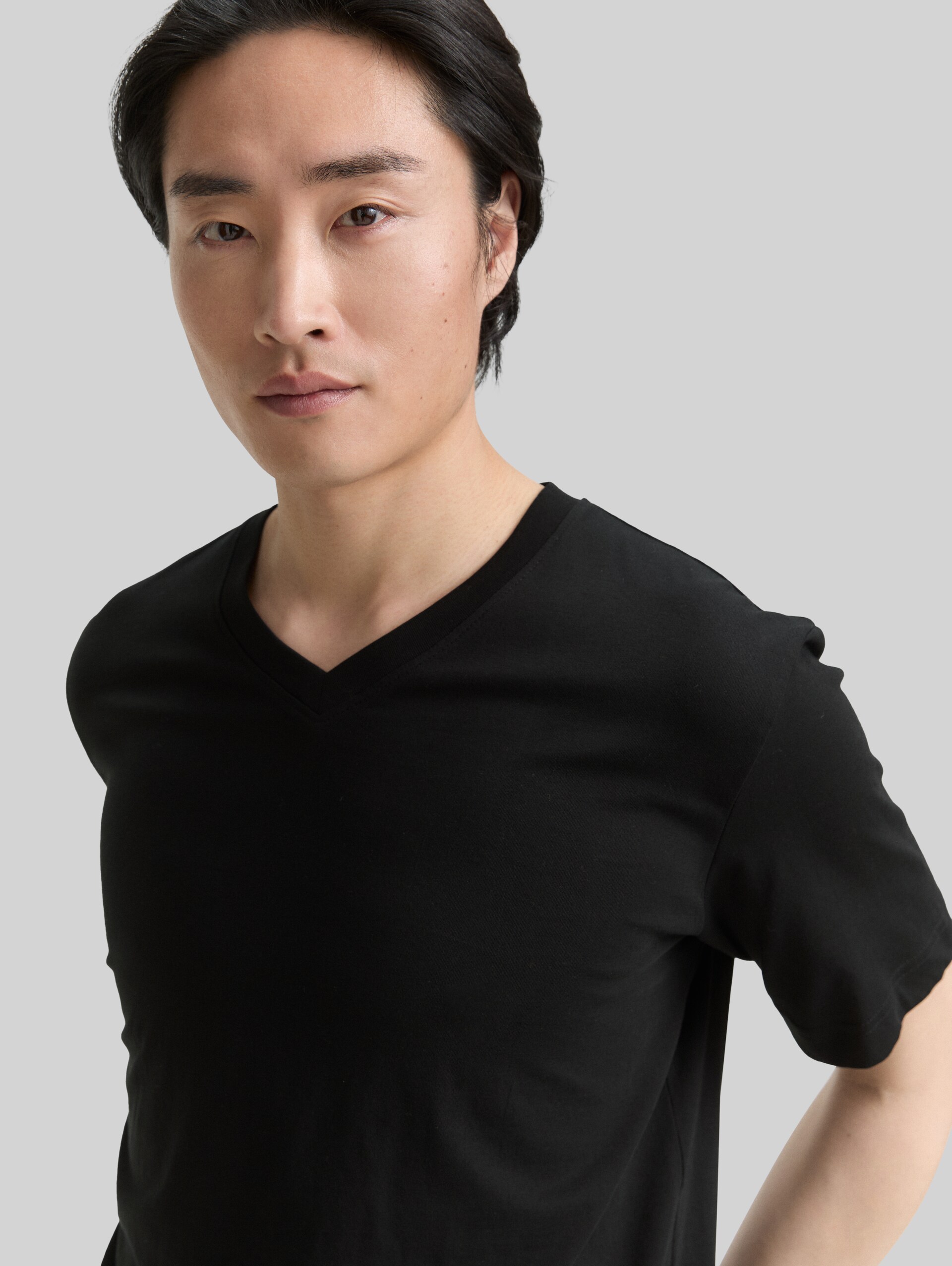 T-Shirts mit V-Ausschnitt im 2er-Pack - Black - Detail-Model-Ansicht