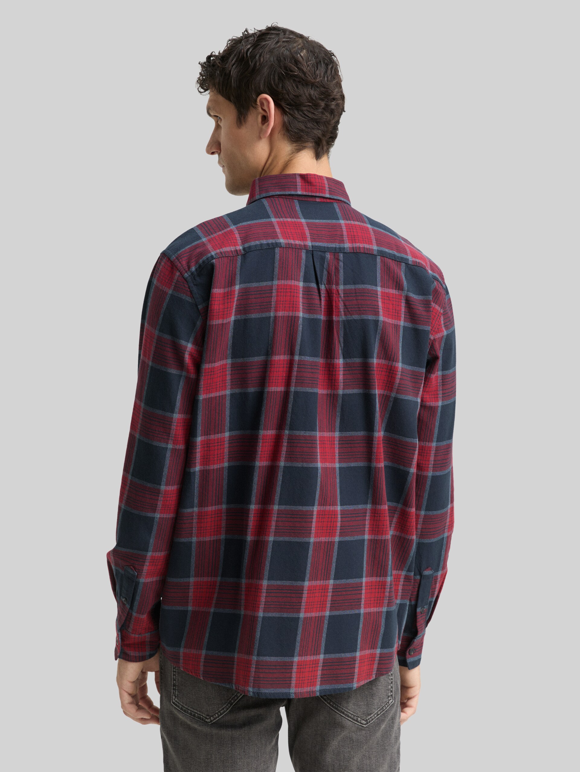 Comfort Fit Hemd mit Karomuster - navy red check - Auschnitt Model-Rückansicht