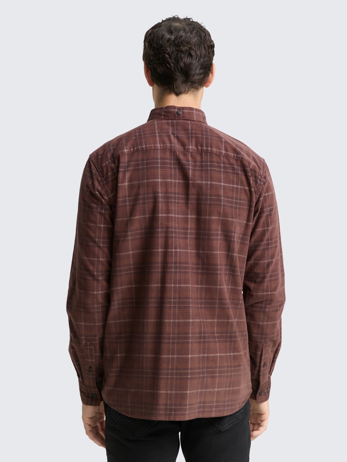 Regular Fit Cordhemd mit Karomuster - brown white cord check - Auschnitt Model-Rückansicht