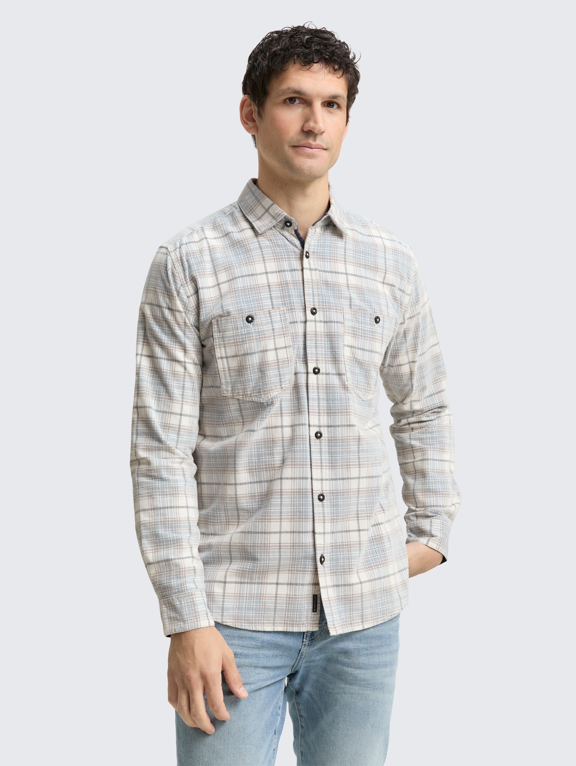 Regular Fit Cordhemd mit Karomuster - white blue cord check - Ausschnitt Model-Vorderansicht