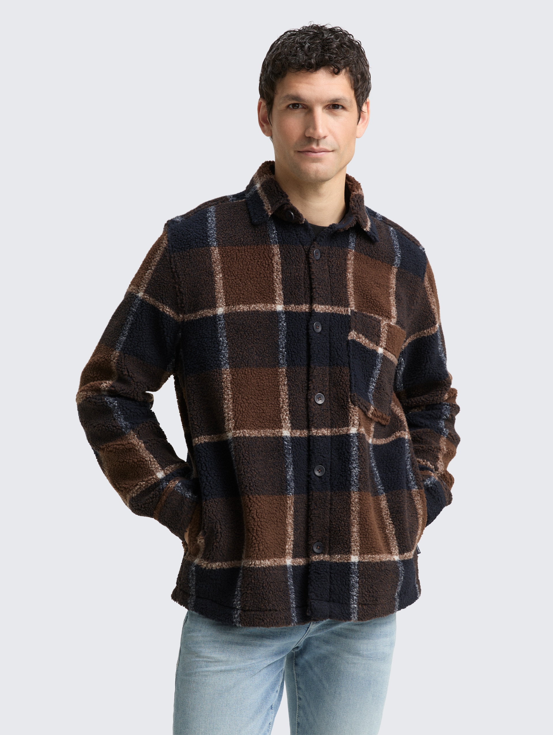 Teddy Overshirt mit Karomuster - brown navy check - Ausschnitt Model-Vorderansicht
