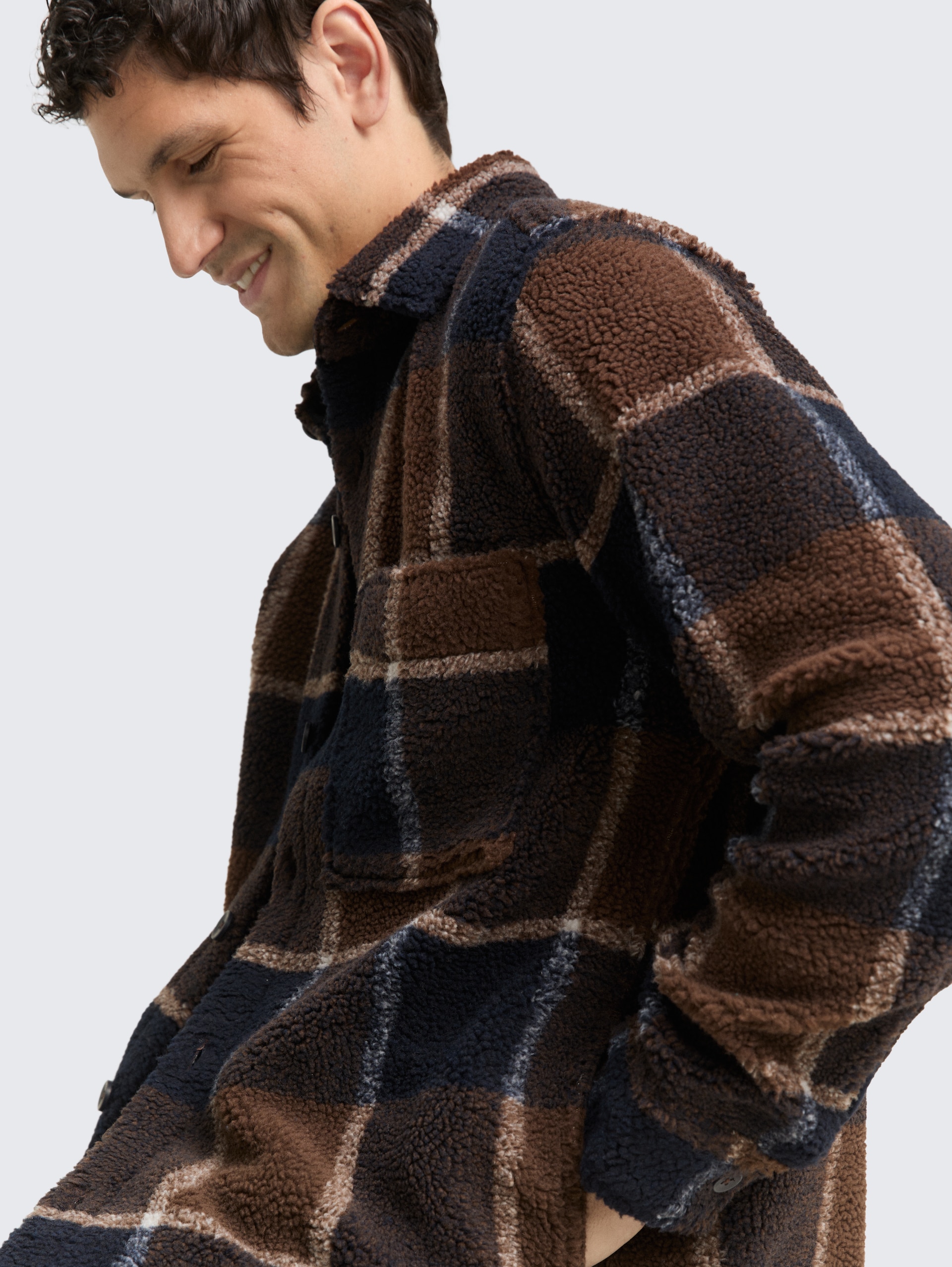 Teddy Overshirt mit Karomuster - brown navy check - Detail-Model-Ansicht