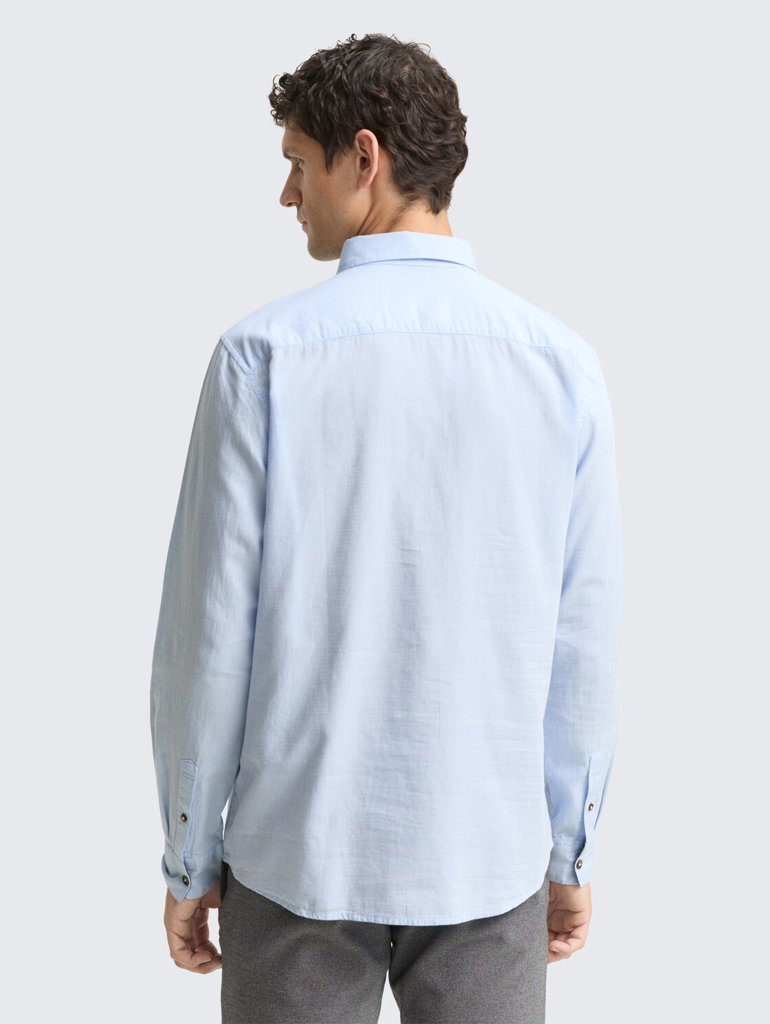 Regular Fit Hemd aus Baumwolle - blue stripy structure - Auschnitt Model-Rückansicht