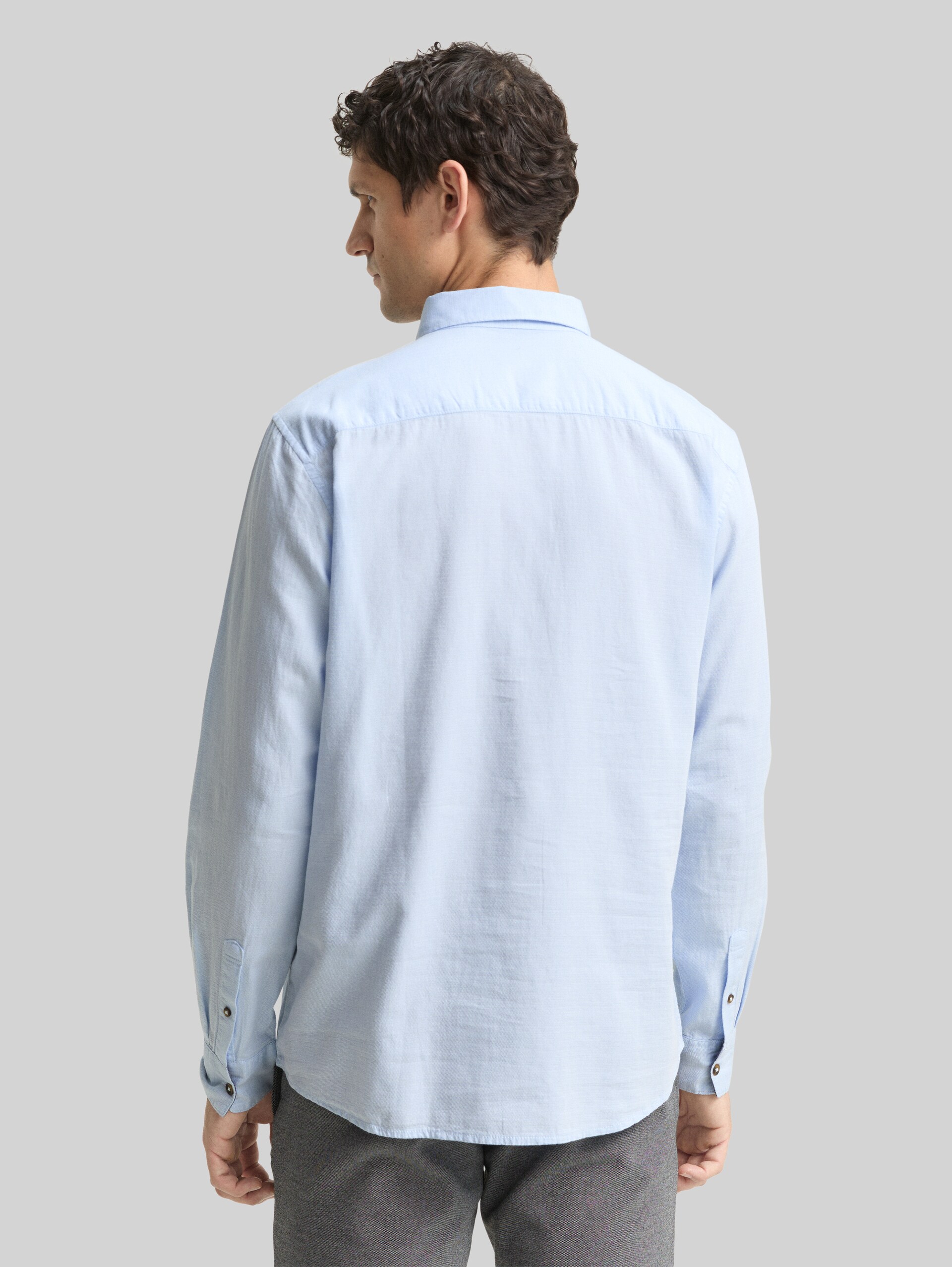 Regular Fit Hemd aus Baumwolle - blue stripy structure - Auschnitt Model-Rückansicht