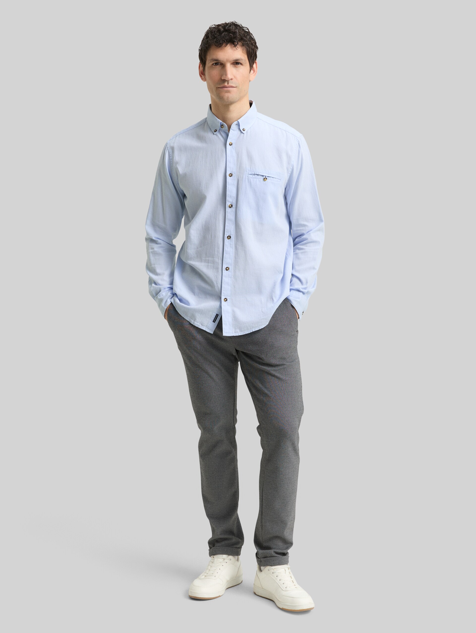 Regular Fit Hemd aus Baumwolle - blue stripy structure - Model-Vorderansicht