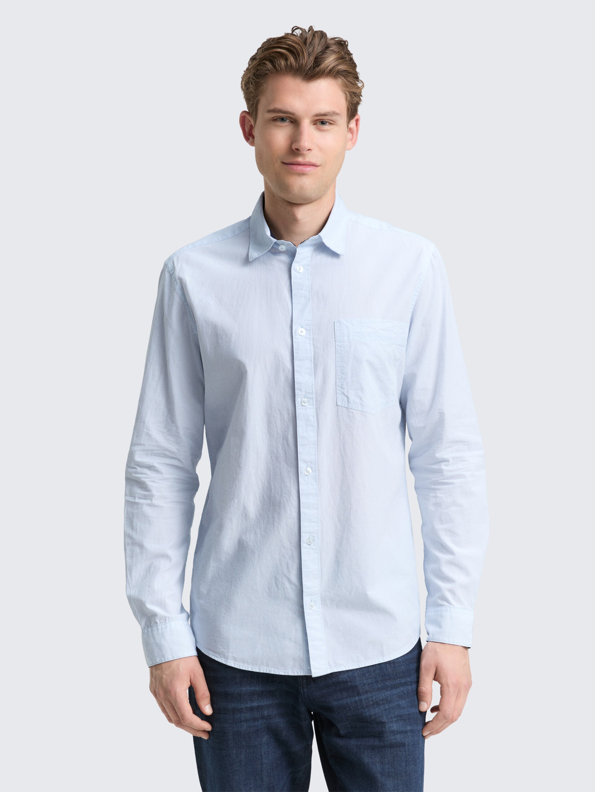 Fitted Hemd aus Baumwolle - light blue stripe - Ausschnitt Model-Vorderansicht