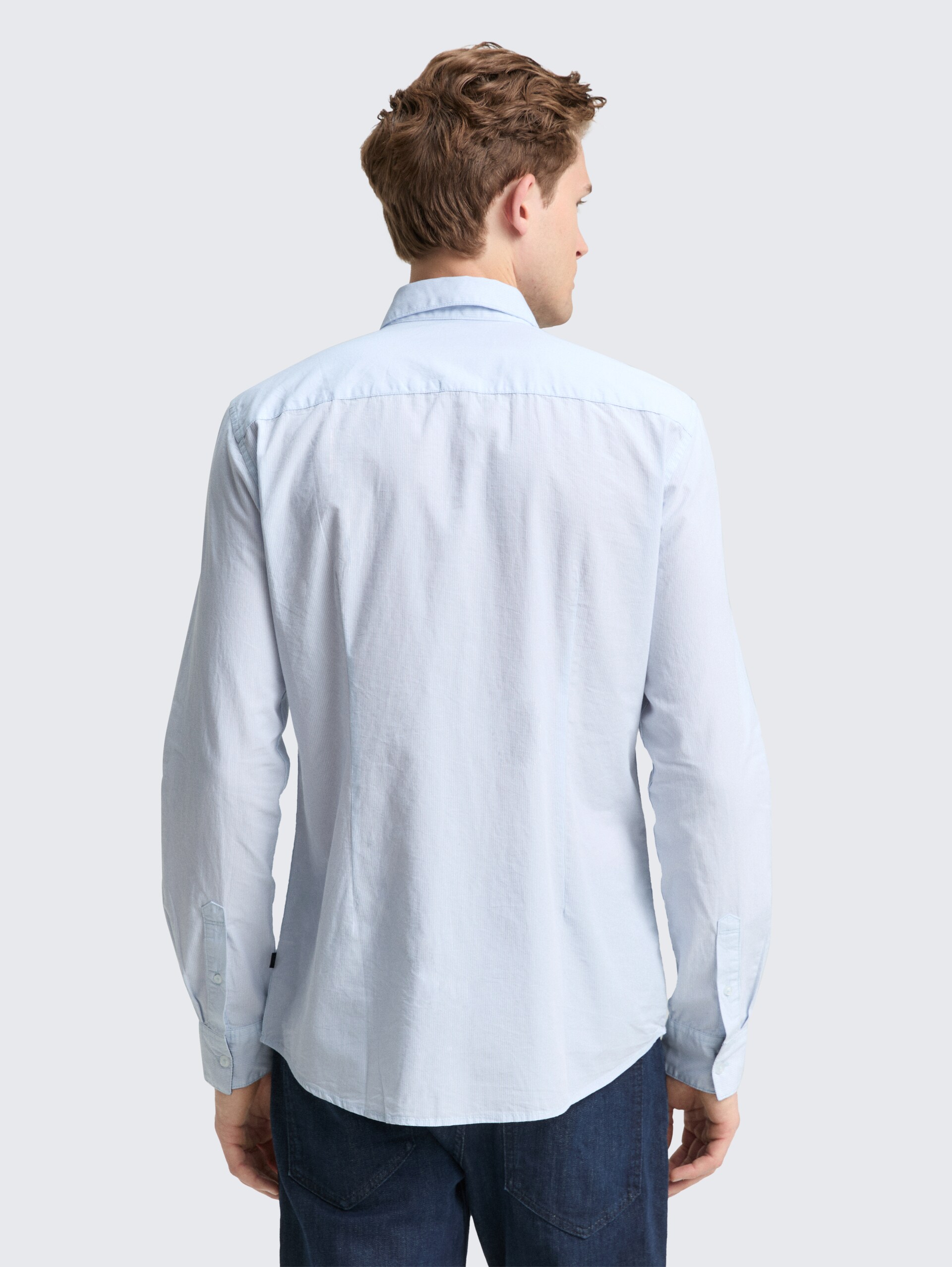 Fitted Hemd aus Baumwolle - light blue stripe - Auschnitt Model-Rückansicht
