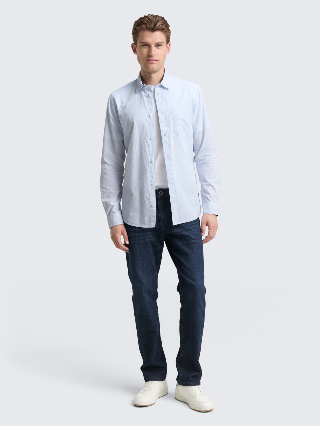 Fitted Hemd aus Baumwolle - light blue stripe - Model-Vorderansicht