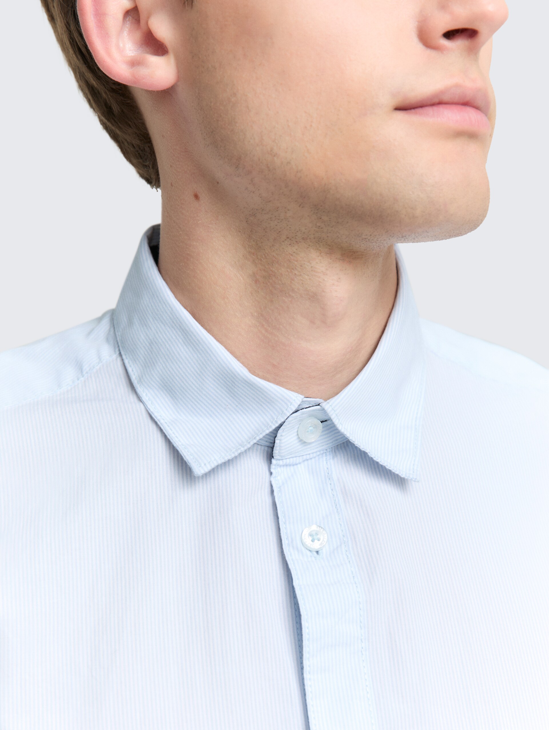 Fitted Hemd aus Baumwolle - light blue stripe - Detail-Model-Ansicht
