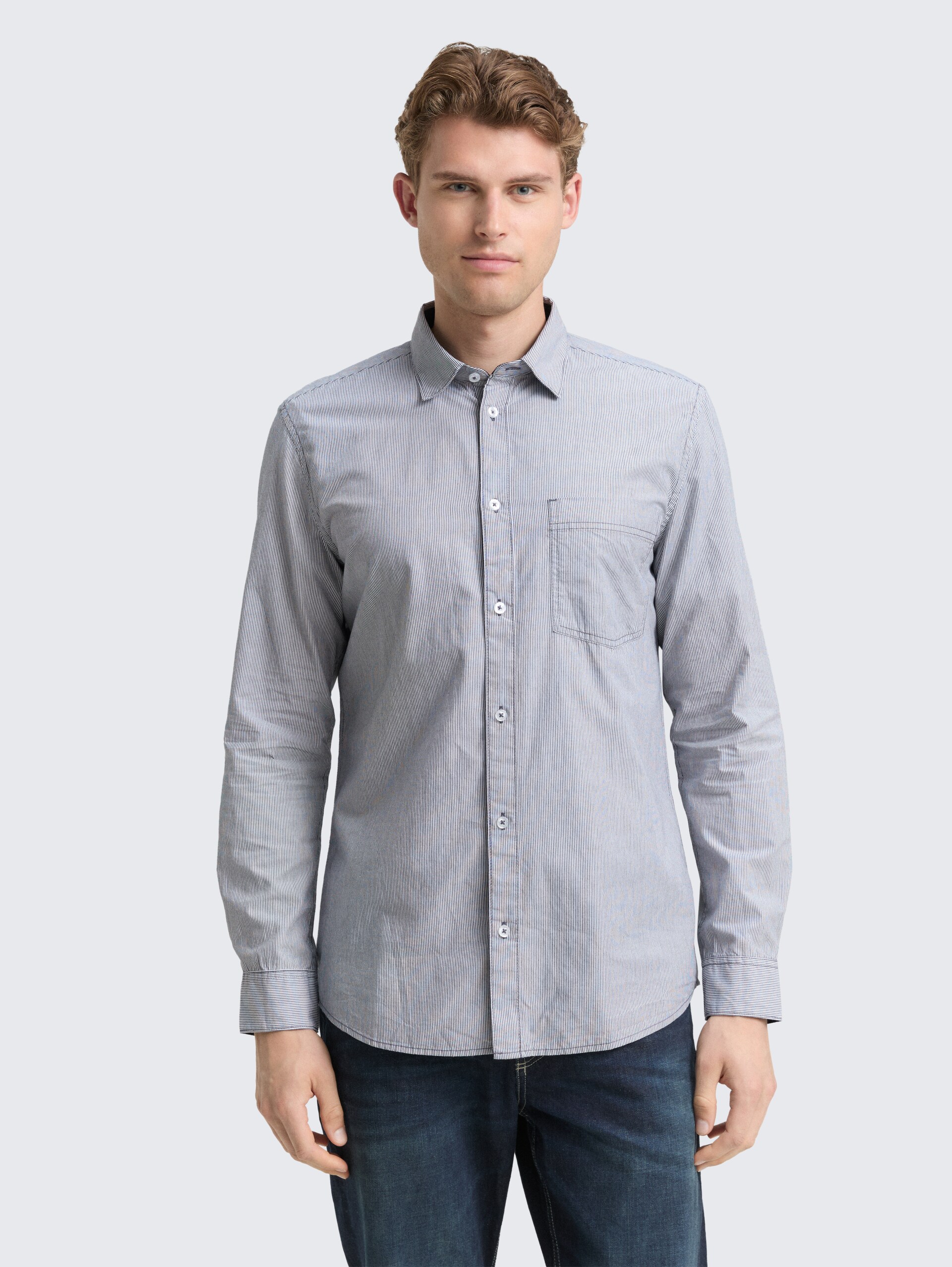 Fitted Hemd aus Baumwolle - blue stripe - Ausschnitt Model-Vorderansicht