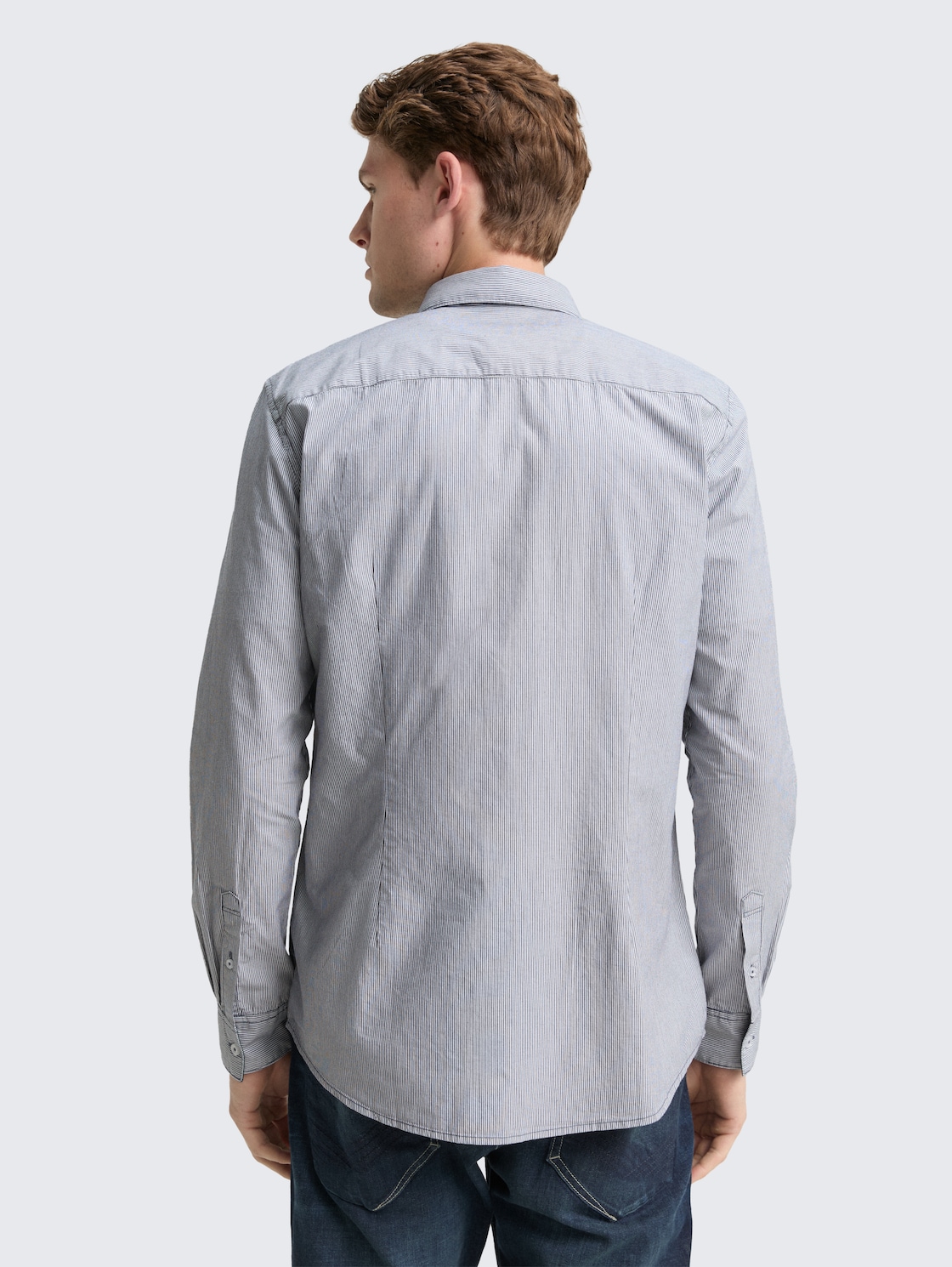 Fitted Hemd aus Baumwolle - blue stripe - Auschnitt Model-Rückansicht