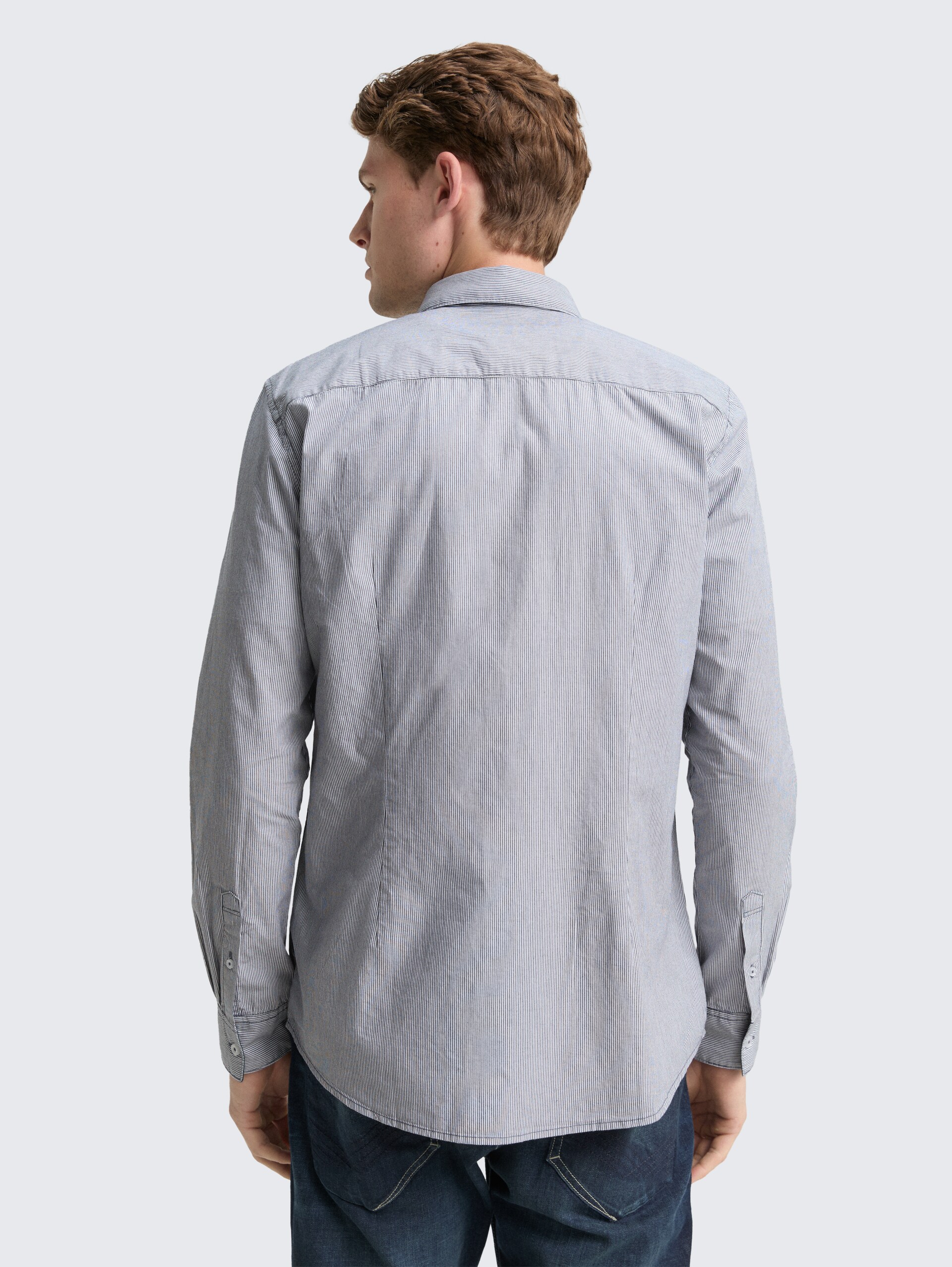 Fitted Hemd aus Baumwolle - blue stripe - Auschnitt Model-Rückansicht