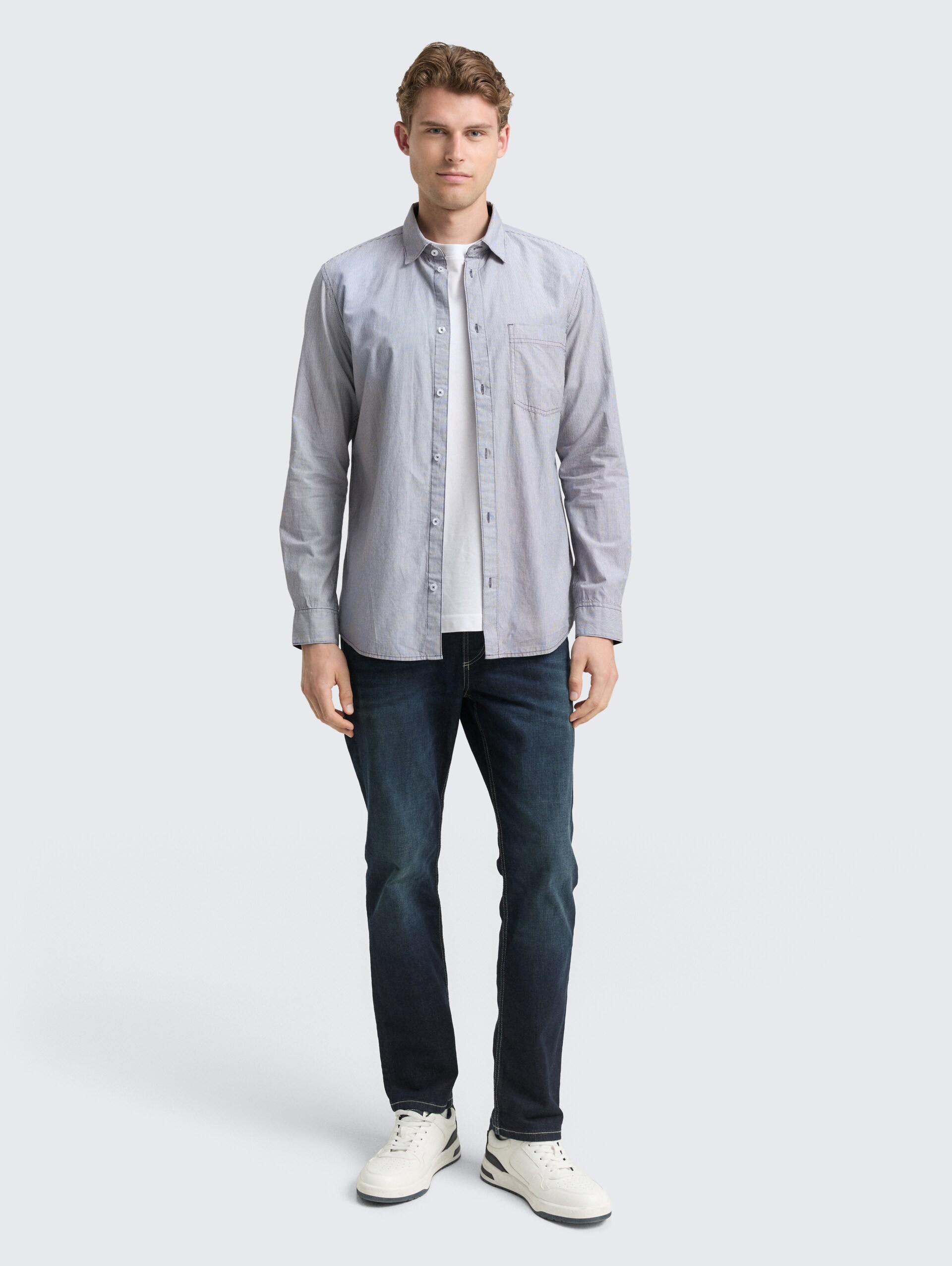 Fitted Hemd aus Baumwolle - blue stripe - Model-Vorderansicht