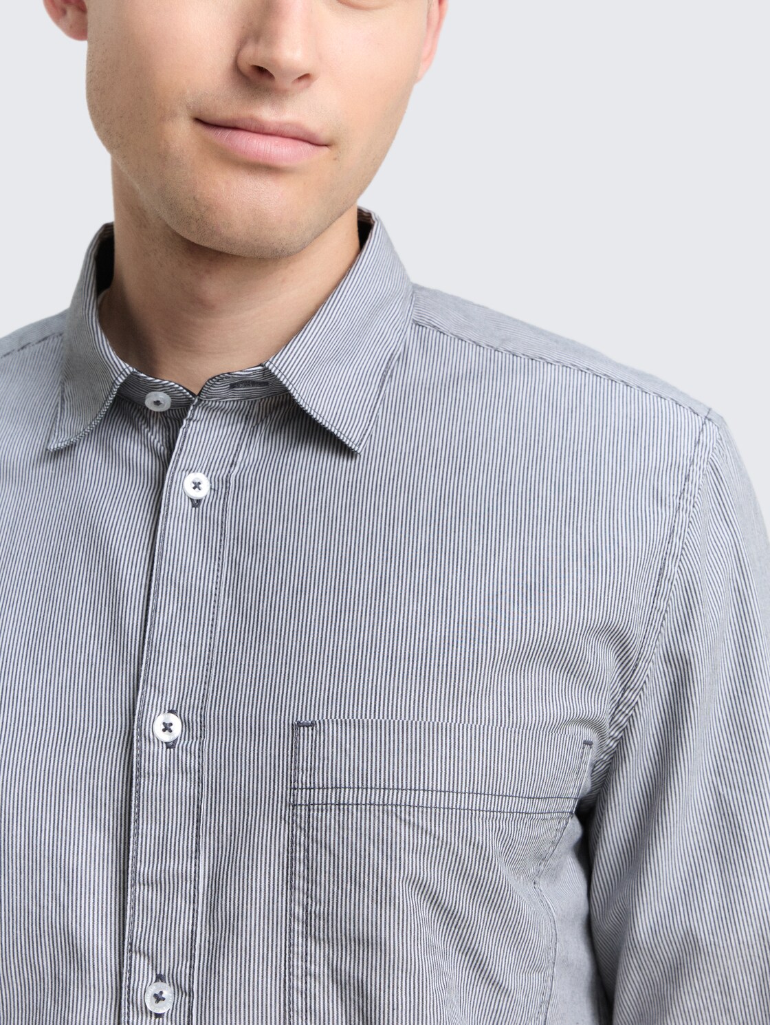 Fitted Hemd aus Baumwolle - blue stripe - Detail-Model-Ansicht