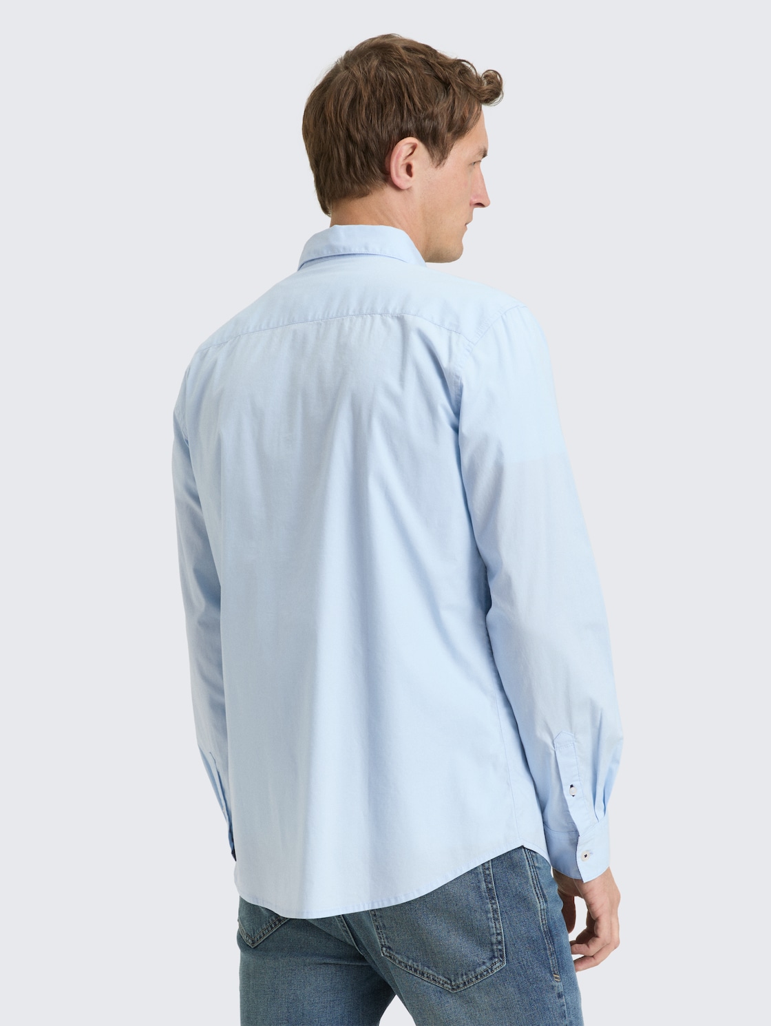 Regular Fit Hemd mit Stretch - Light Metal Blue - Auschnitt Model-Rückansicht