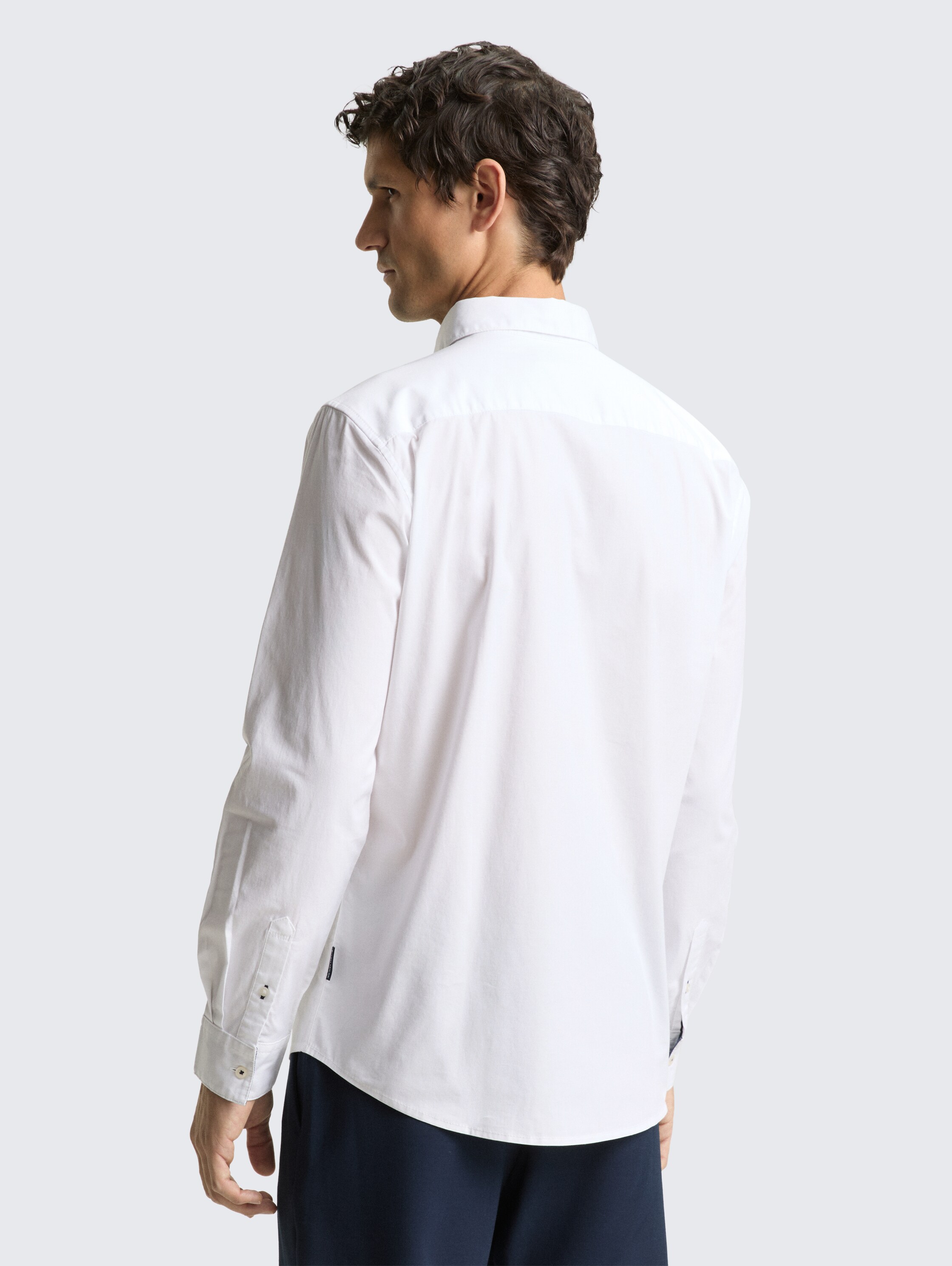 Regular Fit Hemd mit Stretch - White - Auschnitt Model-Rückansicht