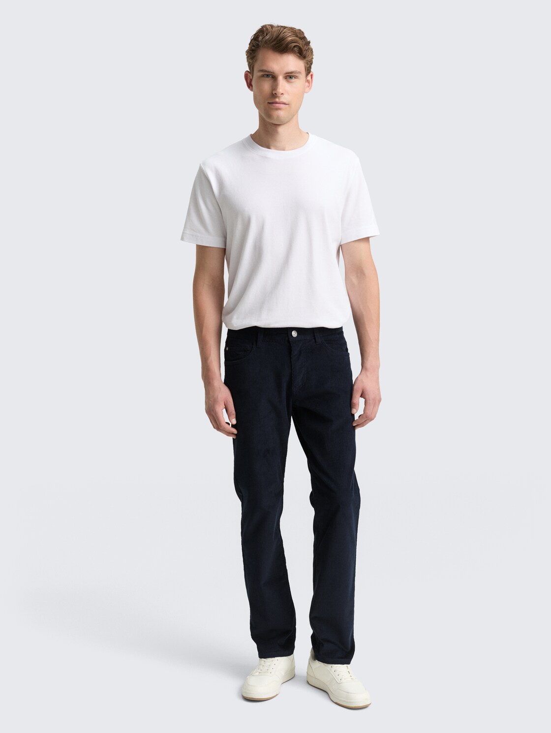 TTMARVIN STRAIGHT Cordhose - sky captain blue - Model-Vorderansicht