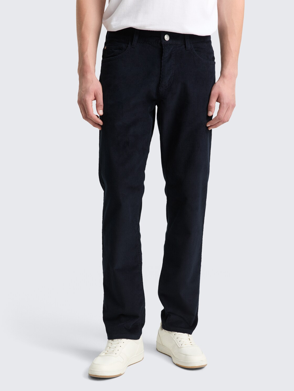 TTMARVIN STRAIGHT Cordhose - sky captain blue - Ausschnitt Model-Vorderansicht