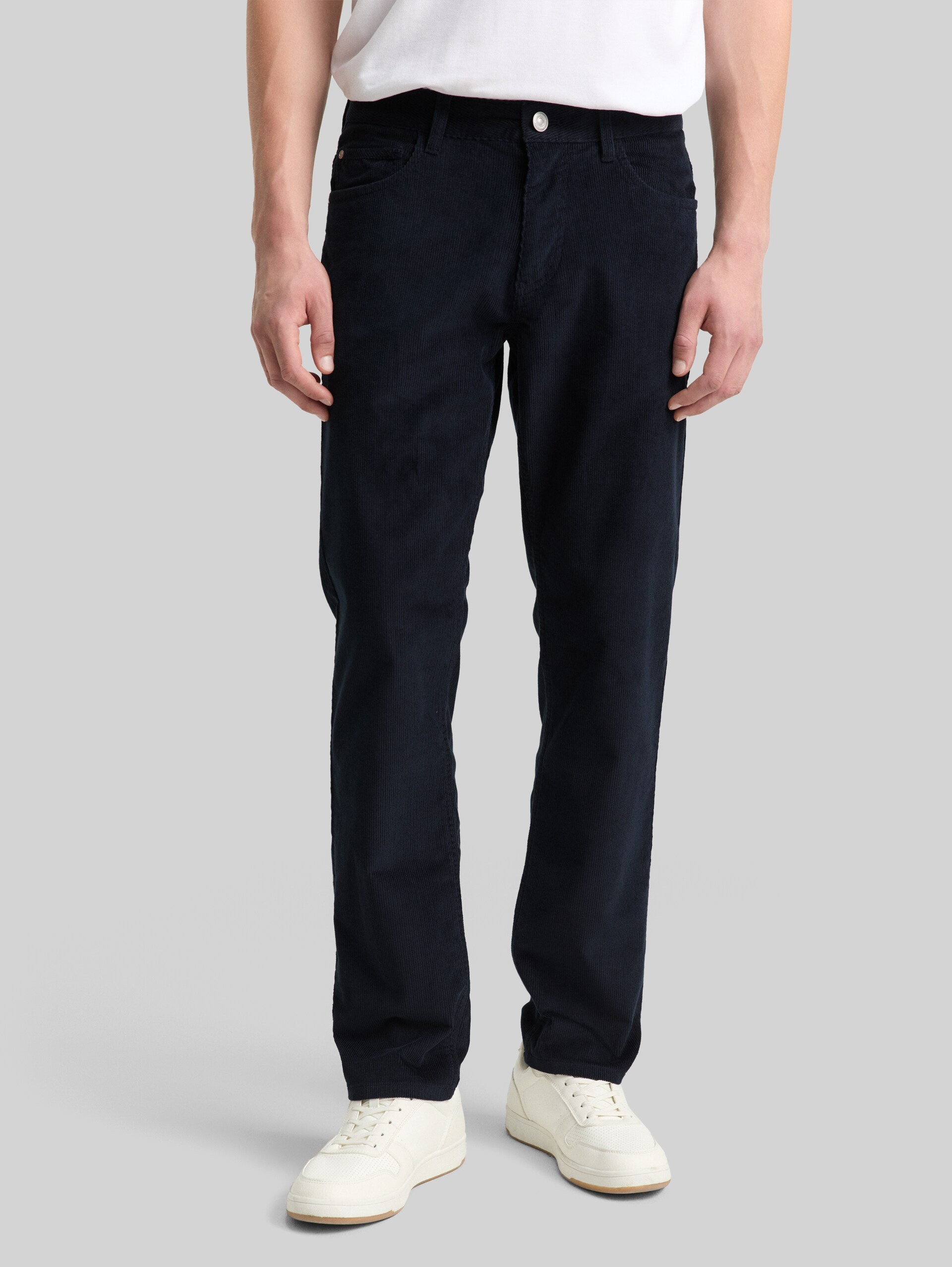 TTMARVIN STRAIGHT Corduroy Trousers - sky captain blue - Neckline model front view