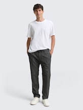 TTREGULAR Chino Hose - dark grey herringbone stripe - Model-Vorderansicht