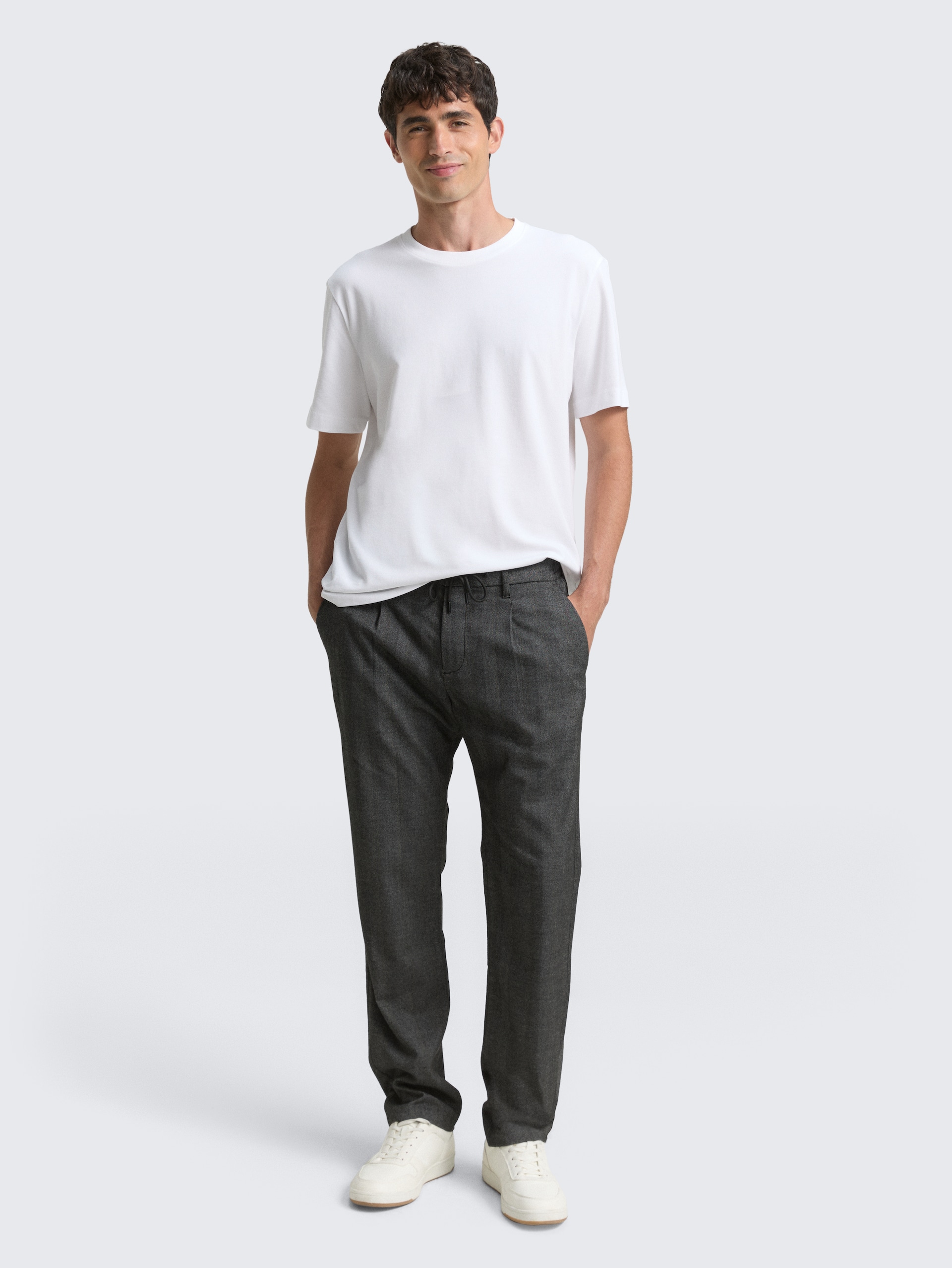 TTREGULAR Chino Hose - dark grey herringbone stripe - Model-Vorderansicht