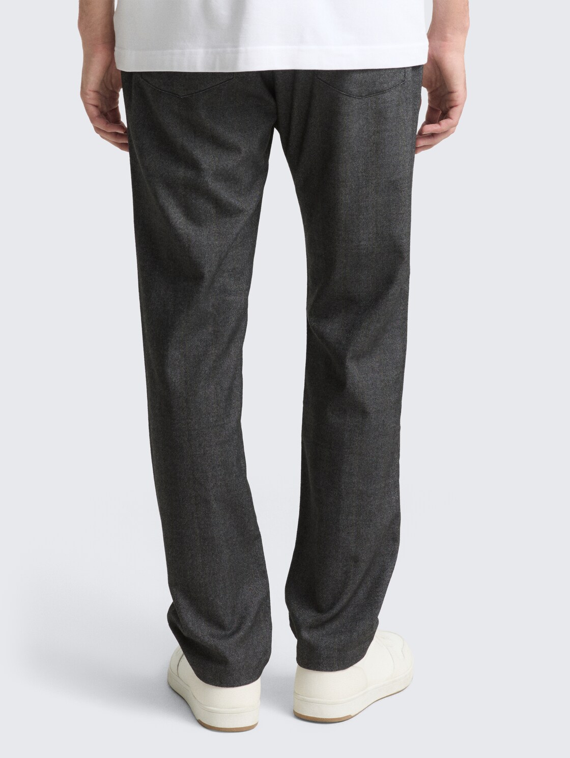 TTREGULAR Chino Hose - dark grey herringbone stripe - Auschnitt Model-Rückansicht