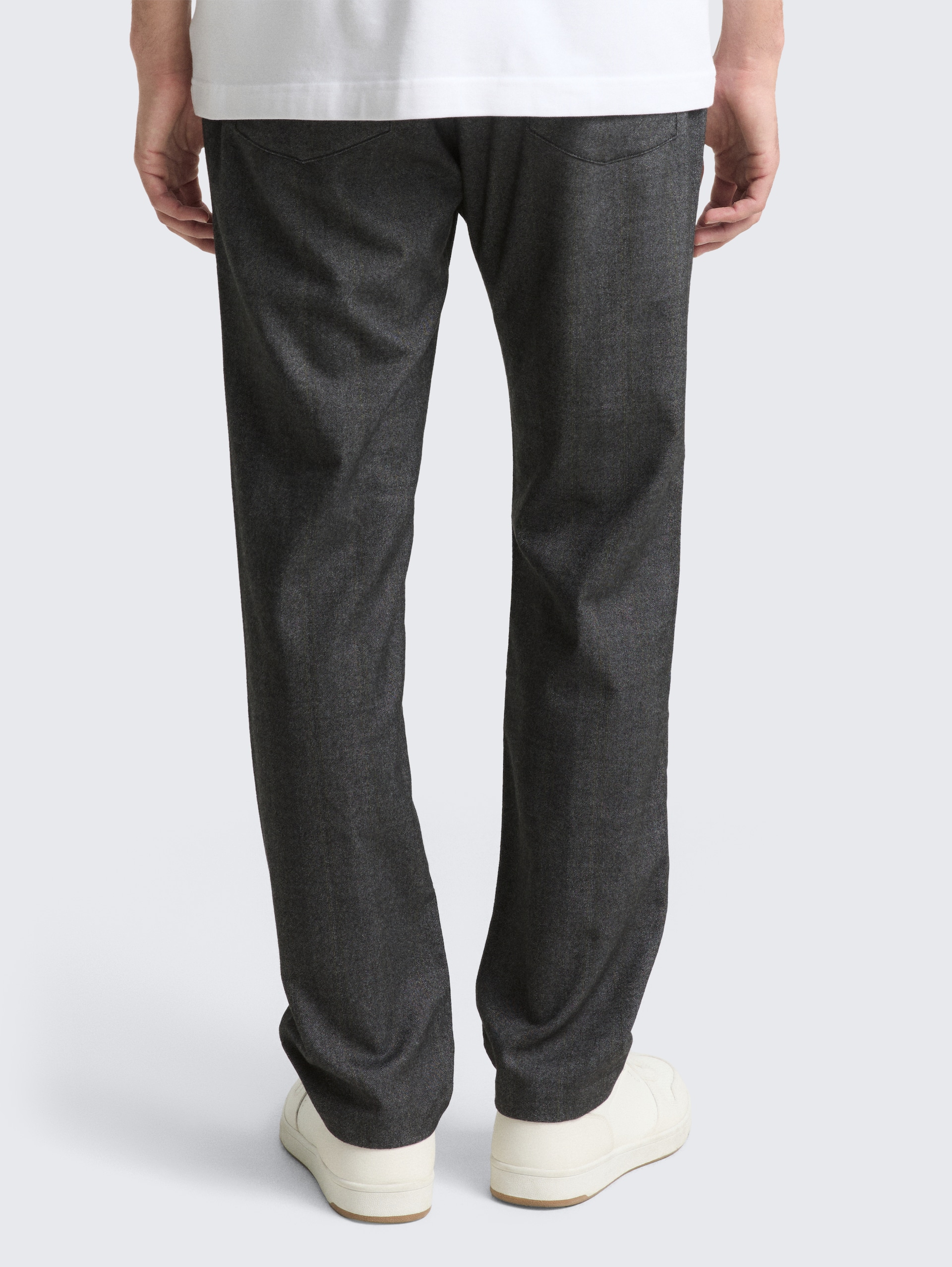TTREGULAR Chino Hose - dark grey herringbone stripe - Auschnitt Model-Rückansicht