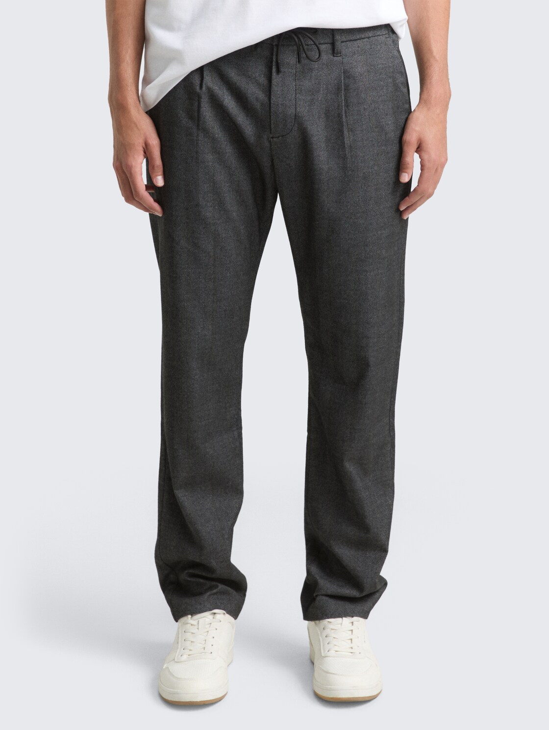 TTREGULAR Chino Hose - dark grey herringbone stripe - Ausschnitt Model-Vorderansicht