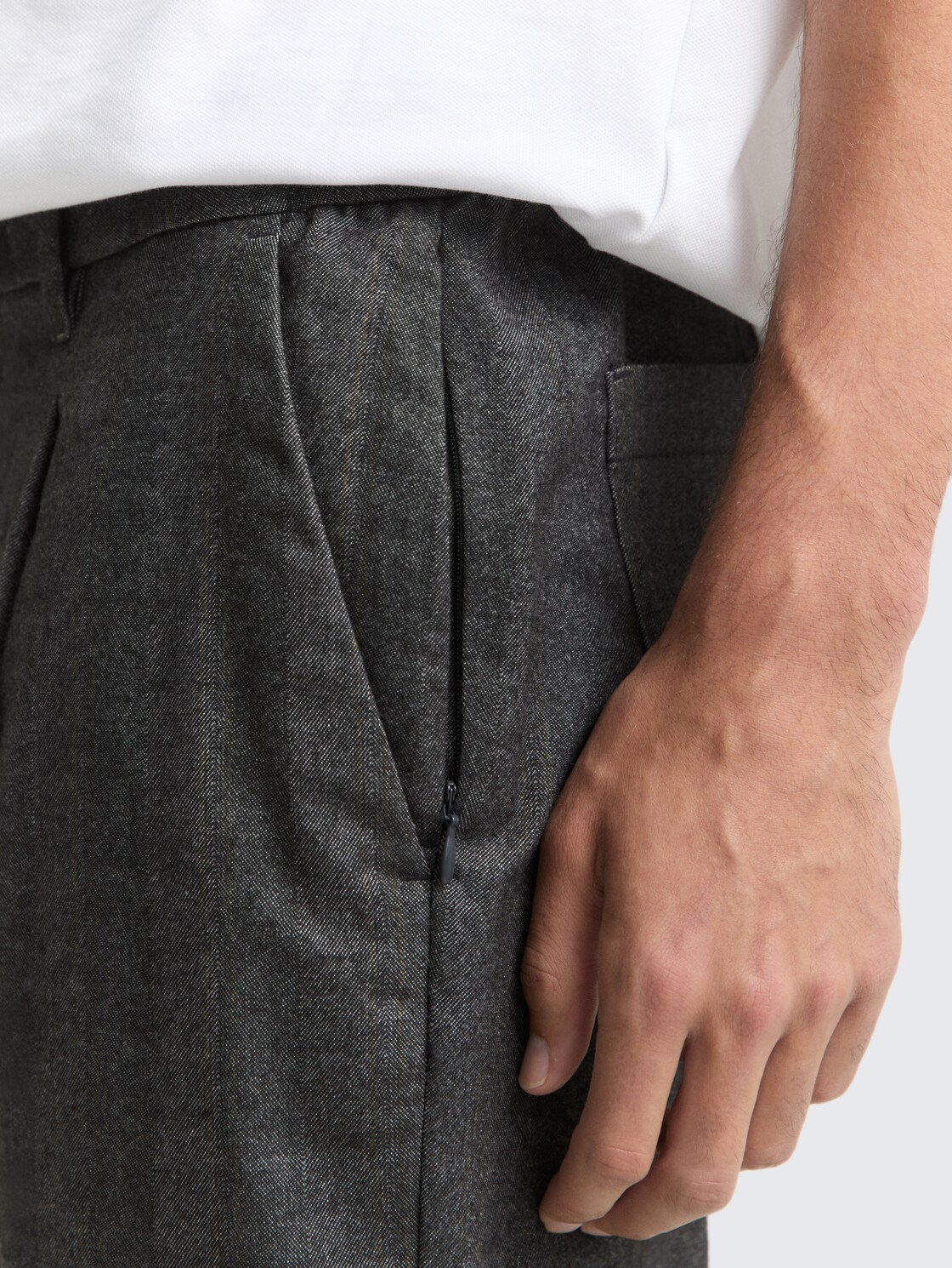 TTREGULAR Chino Hose - dark grey herringbone stripe - Detail-Model-Ansicht