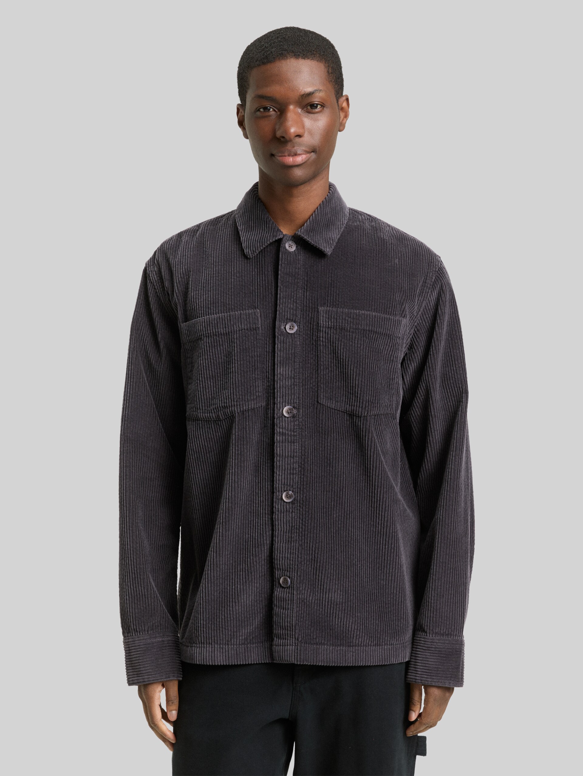 Overshirt aus Cord - Tarmac Grey - Ausschnitt Model-Vorderansicht