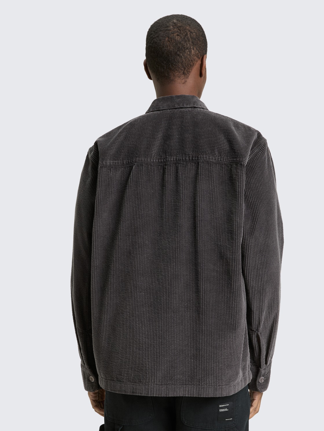 Overshirt aus Cord - Tarmac Grey - Auschnitt Model-Rückansicht