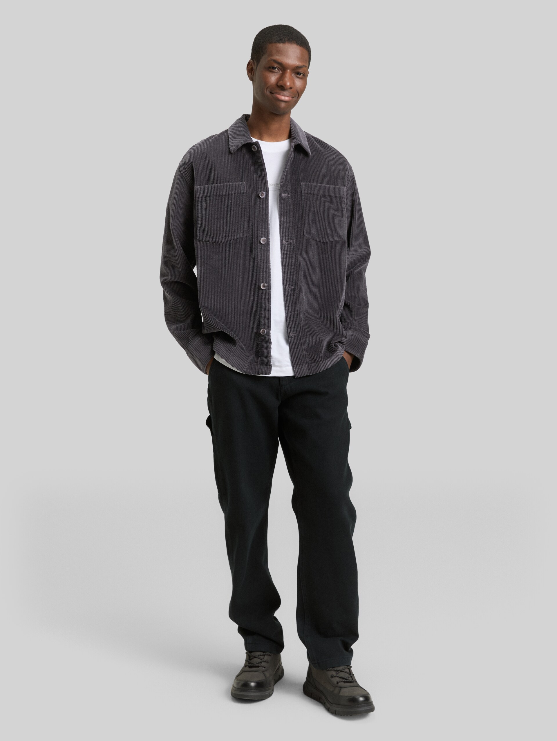 Overshirt aus Cord - Tarmac Grey - Model-Vorderansicht
