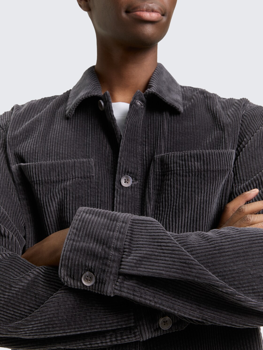 Overshirt aus Cord - Tarmac Grey - Detail-Model-Ansicht