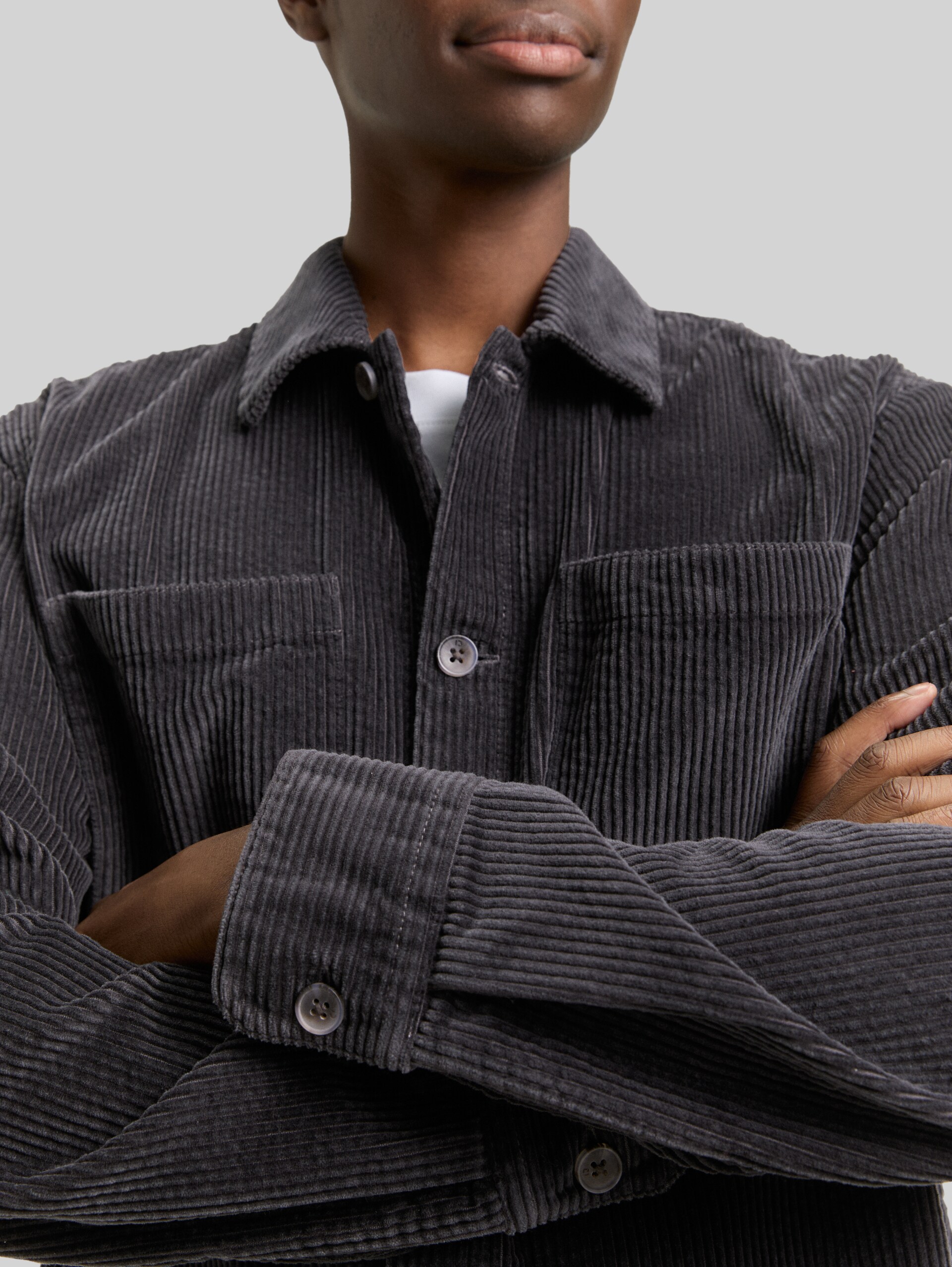 Overshirt aus Cord - Tarmac Grey - Detail-Model-Ansicht
