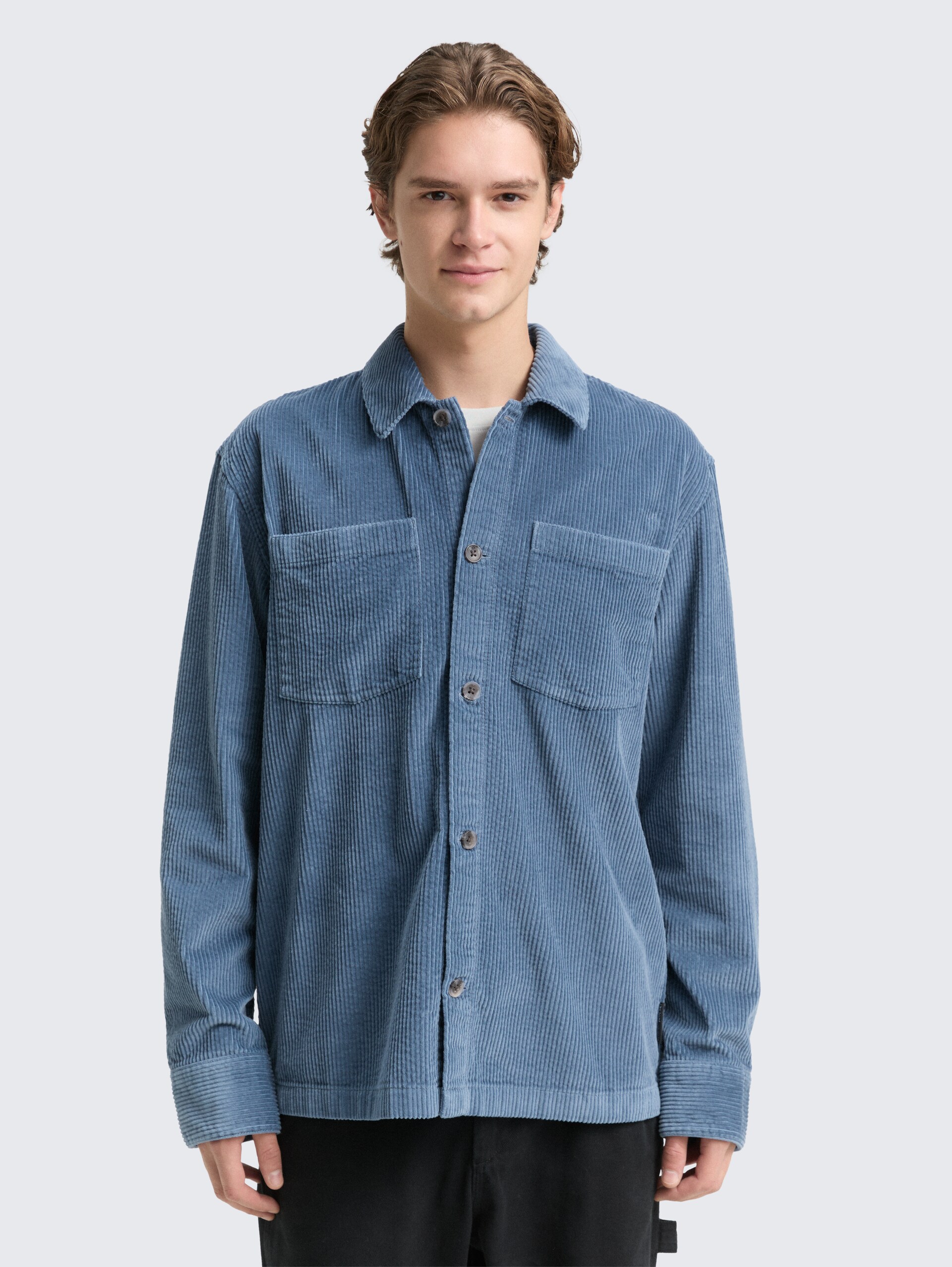 Overshirt aus Cord - dusty denim blue - Ausschnitt Model-Vorderansicht