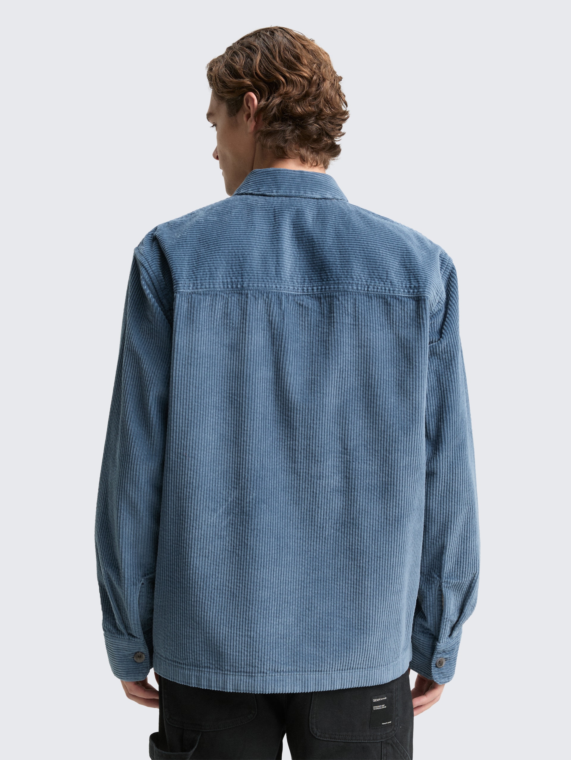 Overshirt aus Cord - dusty denim blue - Auschnitt Model-Rückansicht