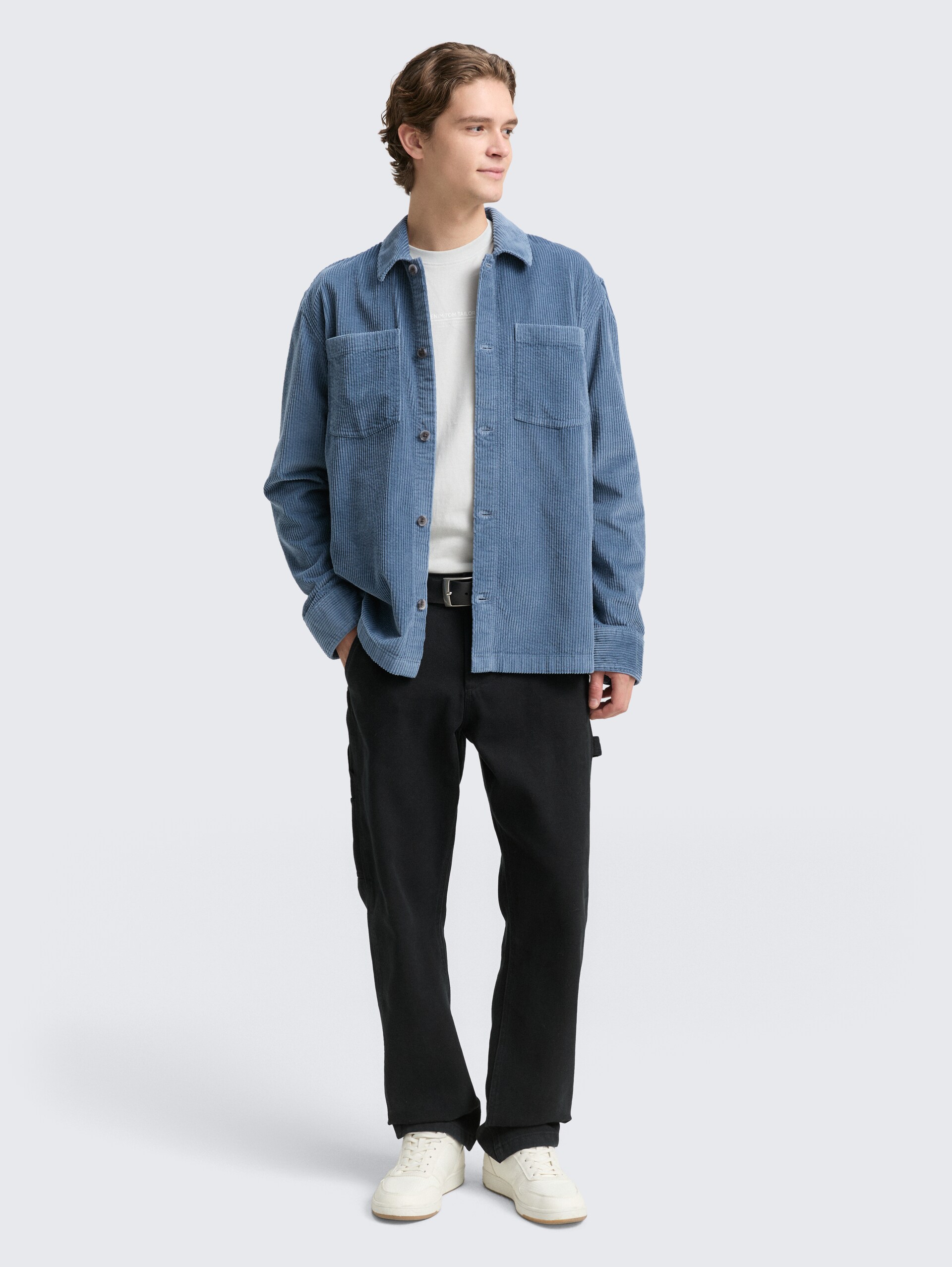 Overshirt aus Cord - dusty denim blue - Model-Vorderansicht