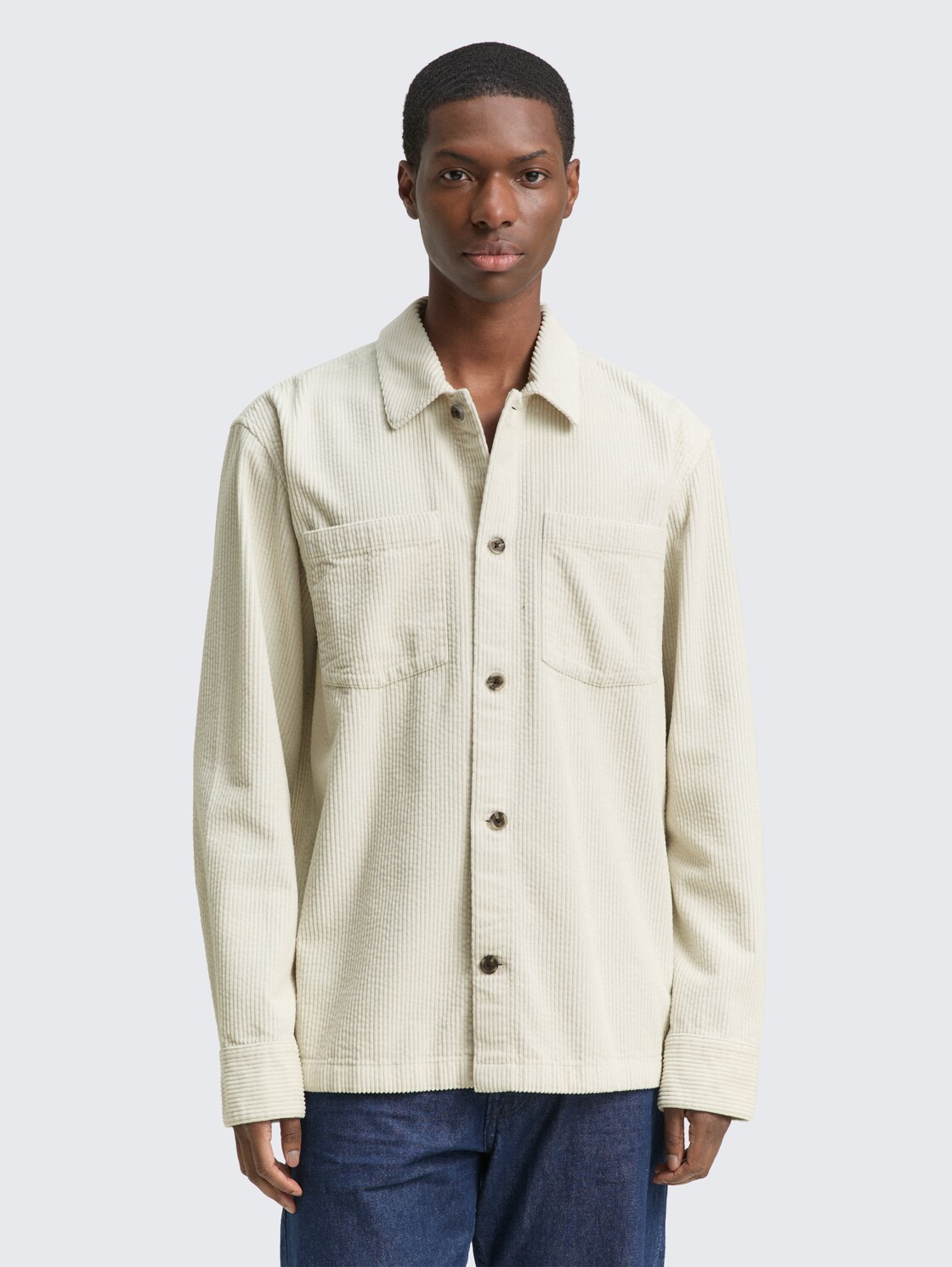 Overshirt aus Cord - greyish white - Ausschnitt Model-Vorderansicht