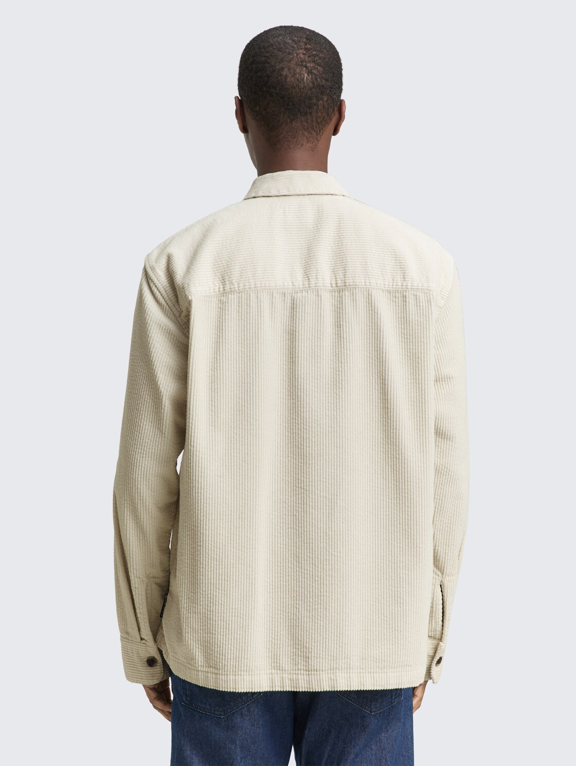 Overshirt aus Cord - greyish white - Auschnitt Model-Rückansicht