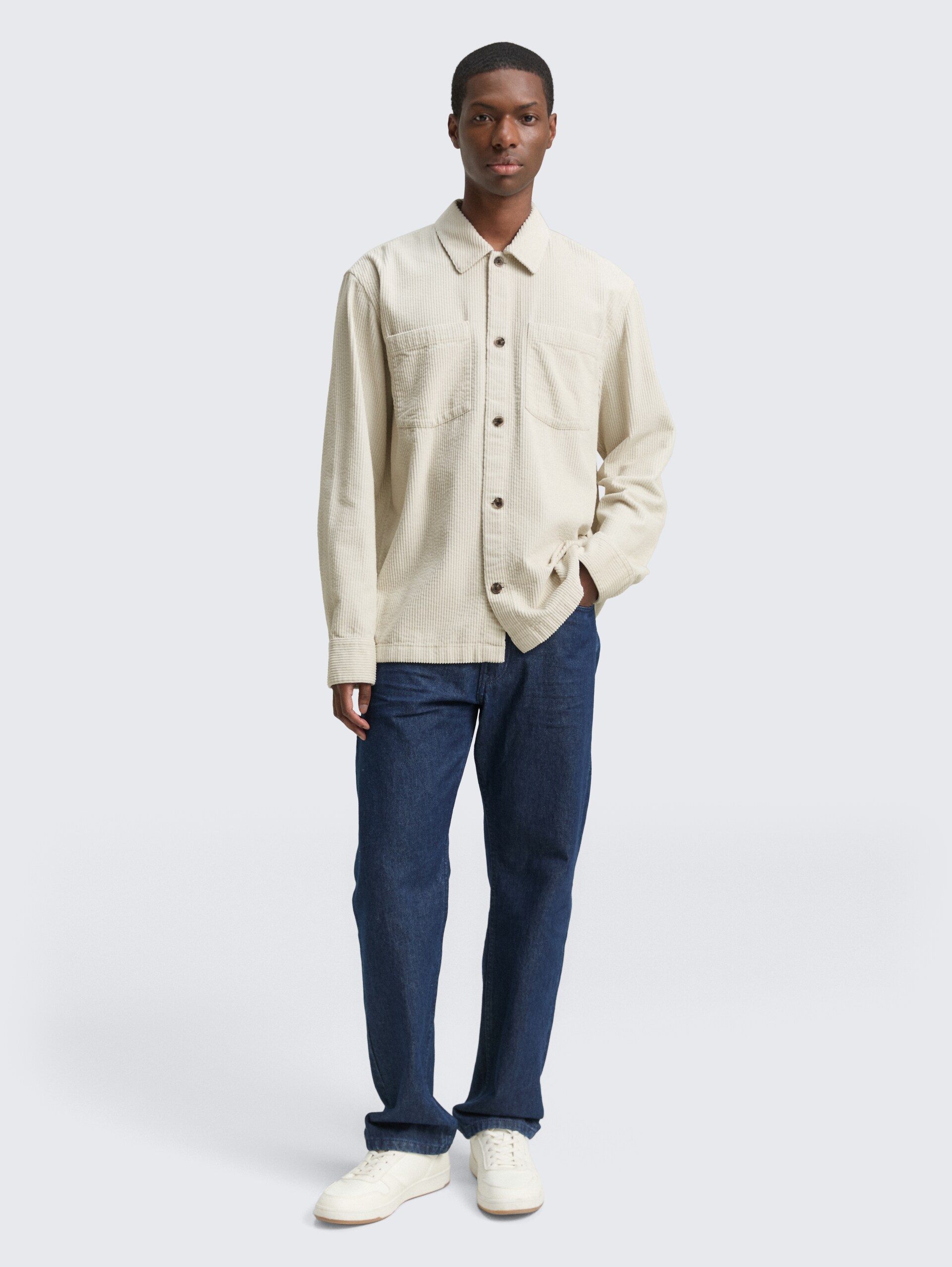 Overshirt aus Cord - greyish white - Model-Vorderansicht
