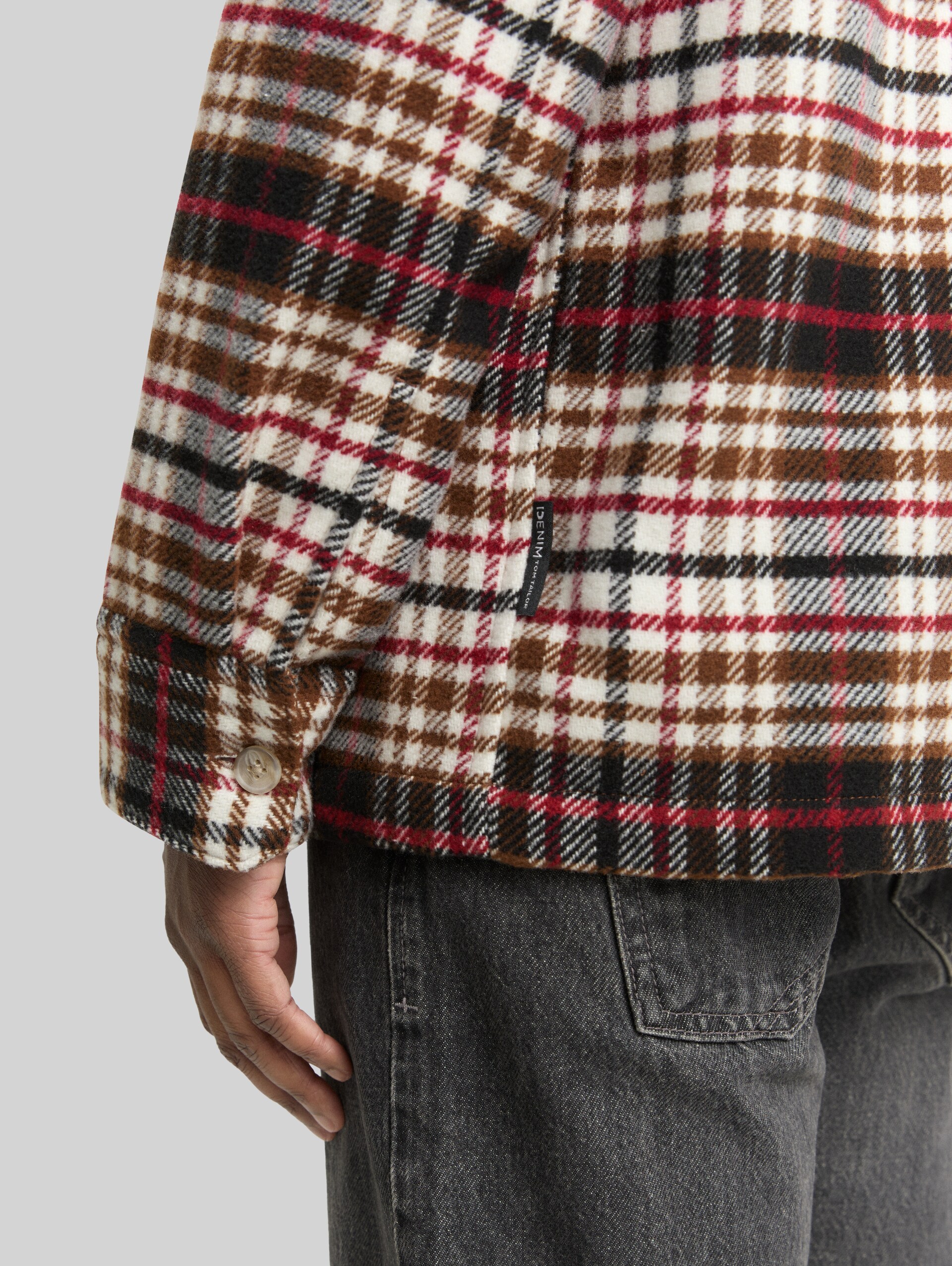 Overshirt mit Karomuster - brown red black check - Detail-Model-Ansicht