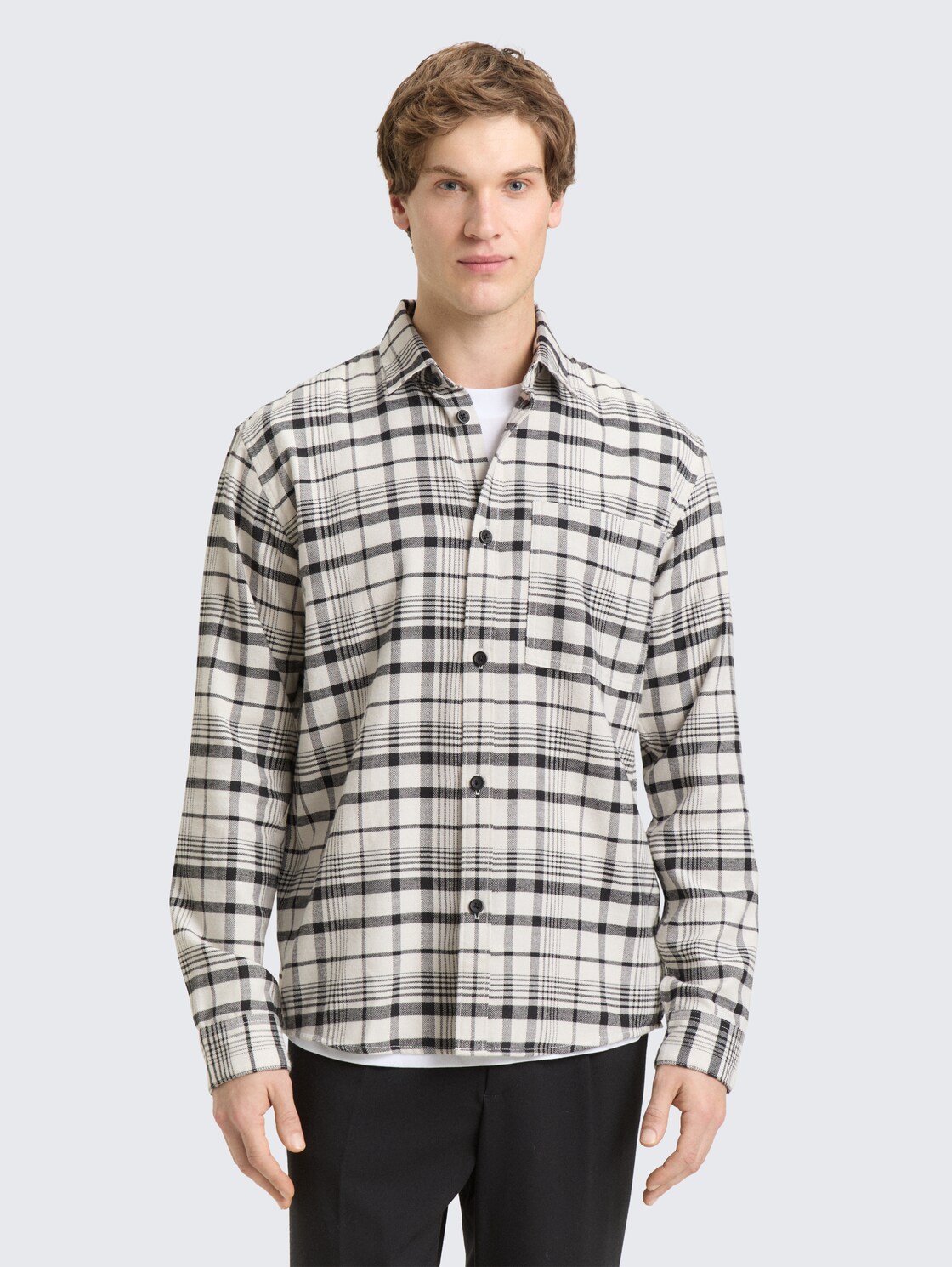 Relaxed Fit Hemd mit Karomuster - greyish white black check - Ausschnitt Model-Vorderansicht