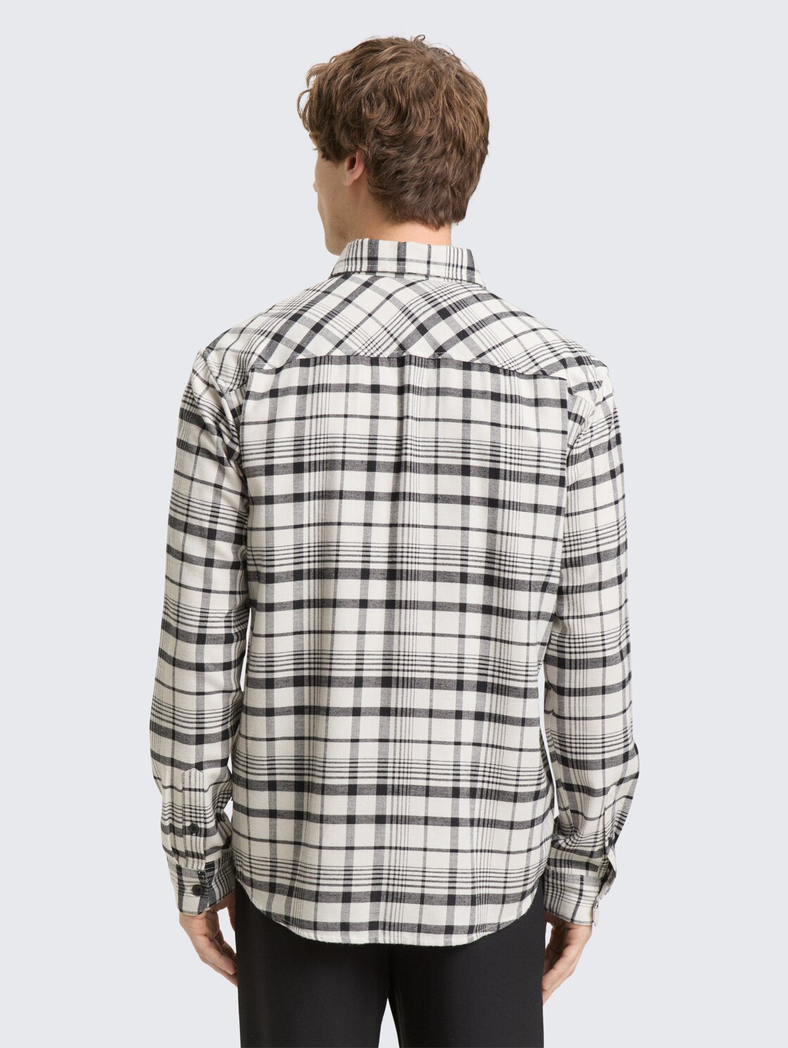 Relaxed Fit Hemd mit Karomuster - greyish white black check - Auschnitt Model-Rückansicht
