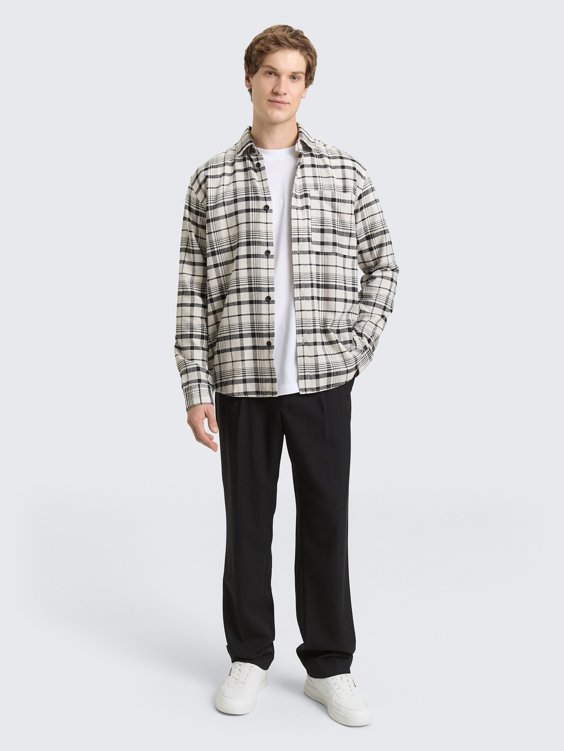 Relaxed Fit Hemd mit Karomuster - greyish white black check - Model-Vorderansicht