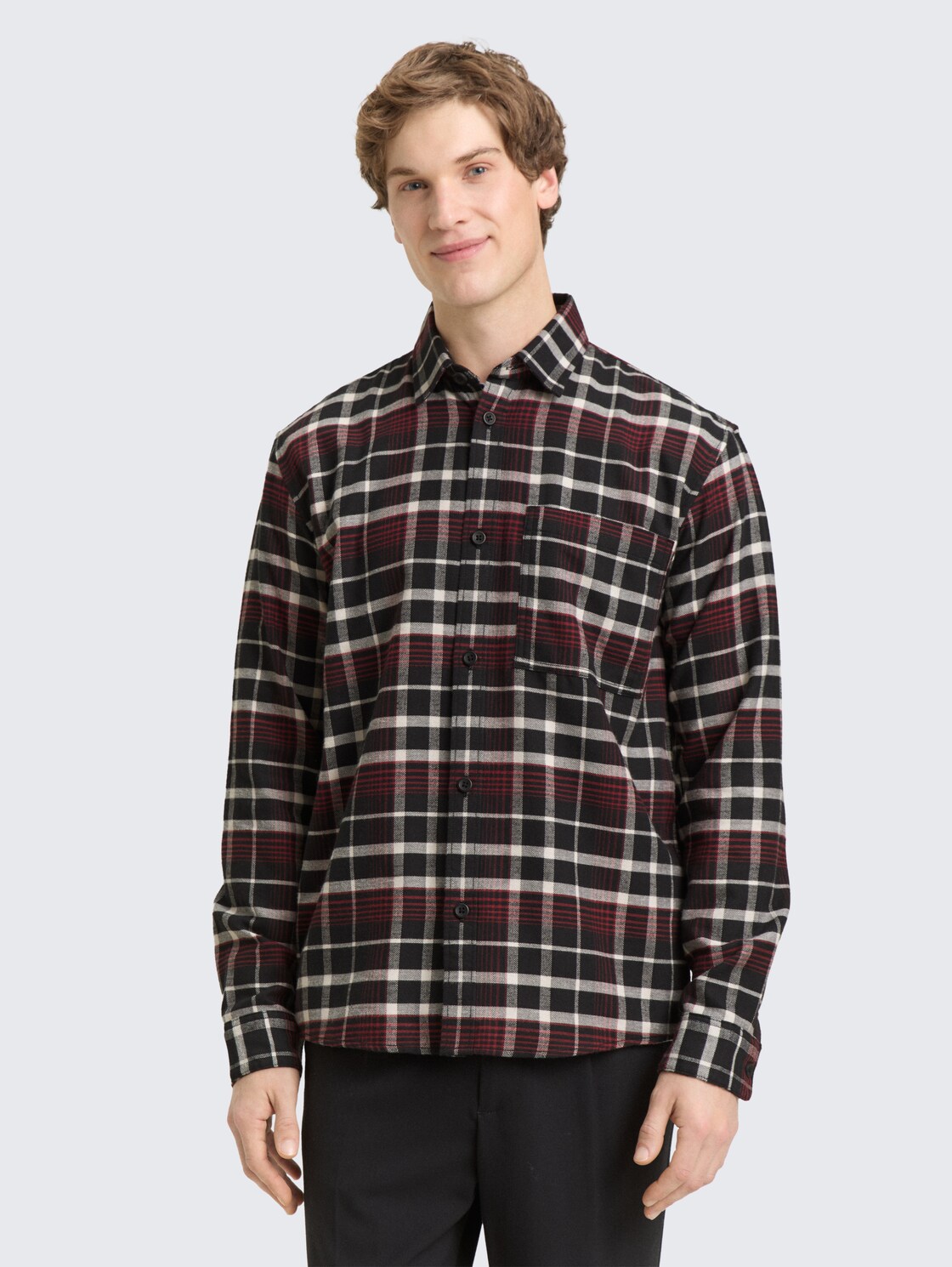 Relaxed Fit Hemd mit Karomuster - black red white check - Ausschnitt Model-Vorderansicht