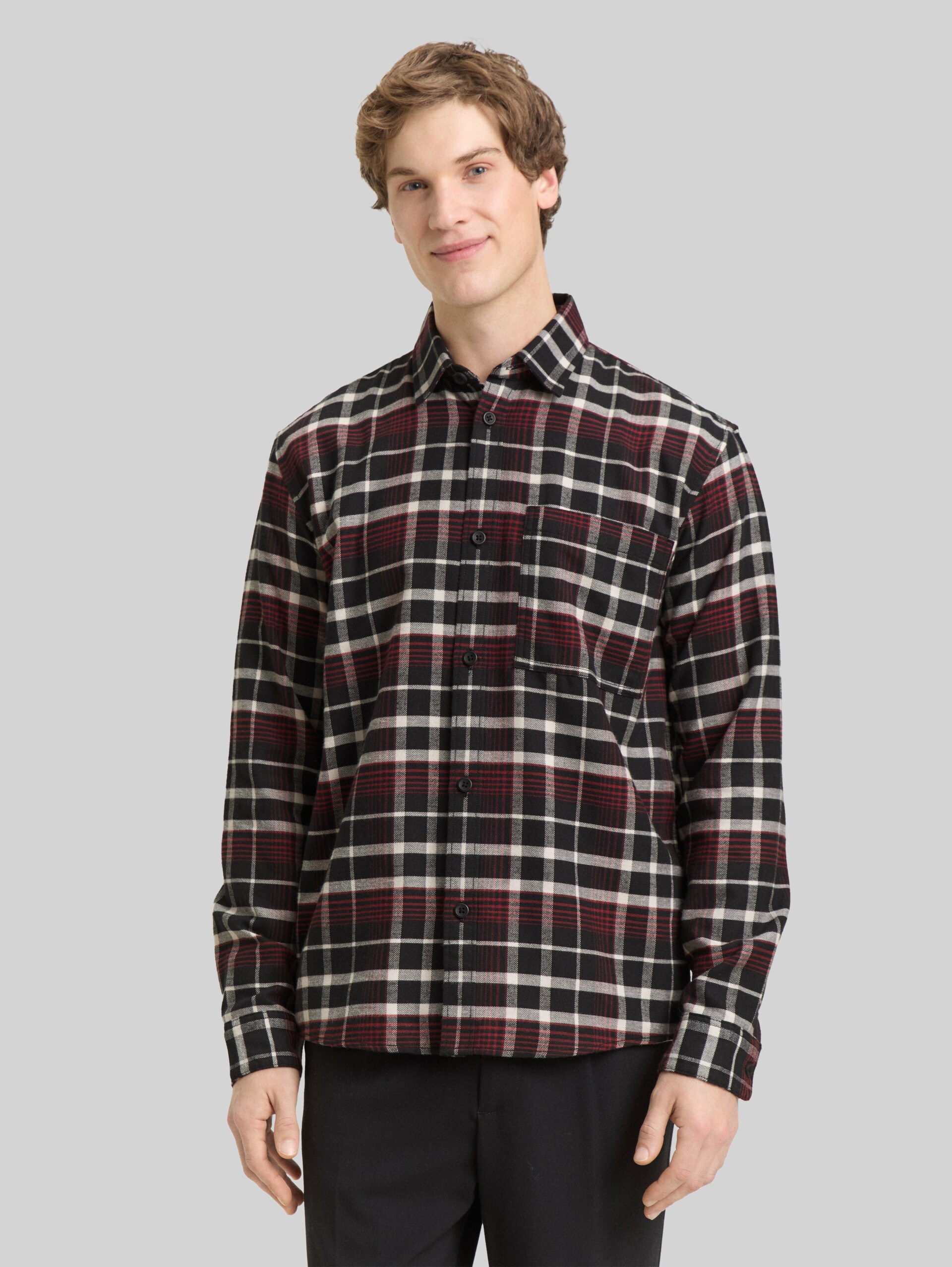 Relaxed Fit Hemd mit Karomuster - black red white check - Ausschnitt Model-Vorderansicht