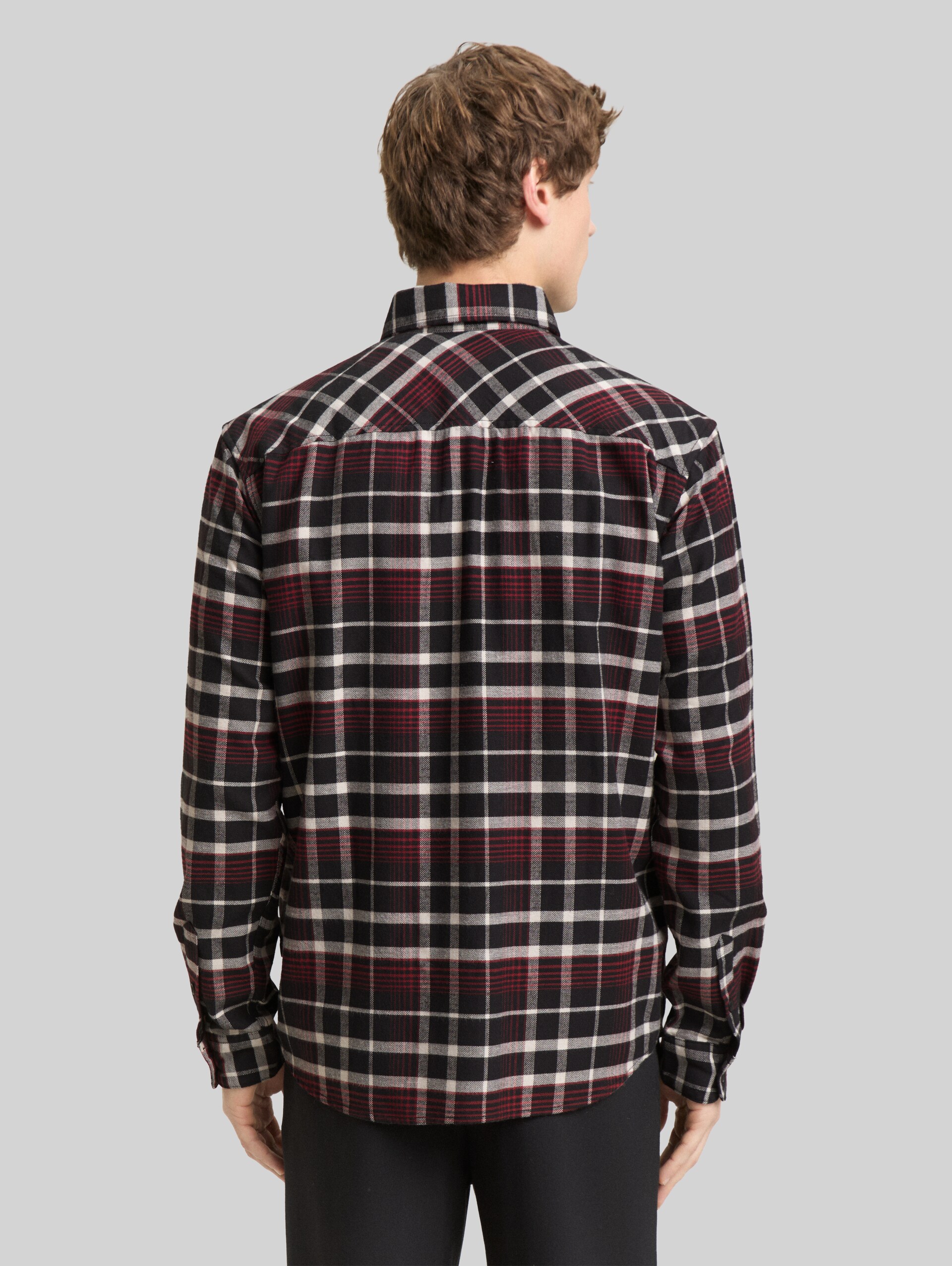 Relaxed Fit Hemd mit Karomuster - black red white check - Auschnitt Model-Rückansicht