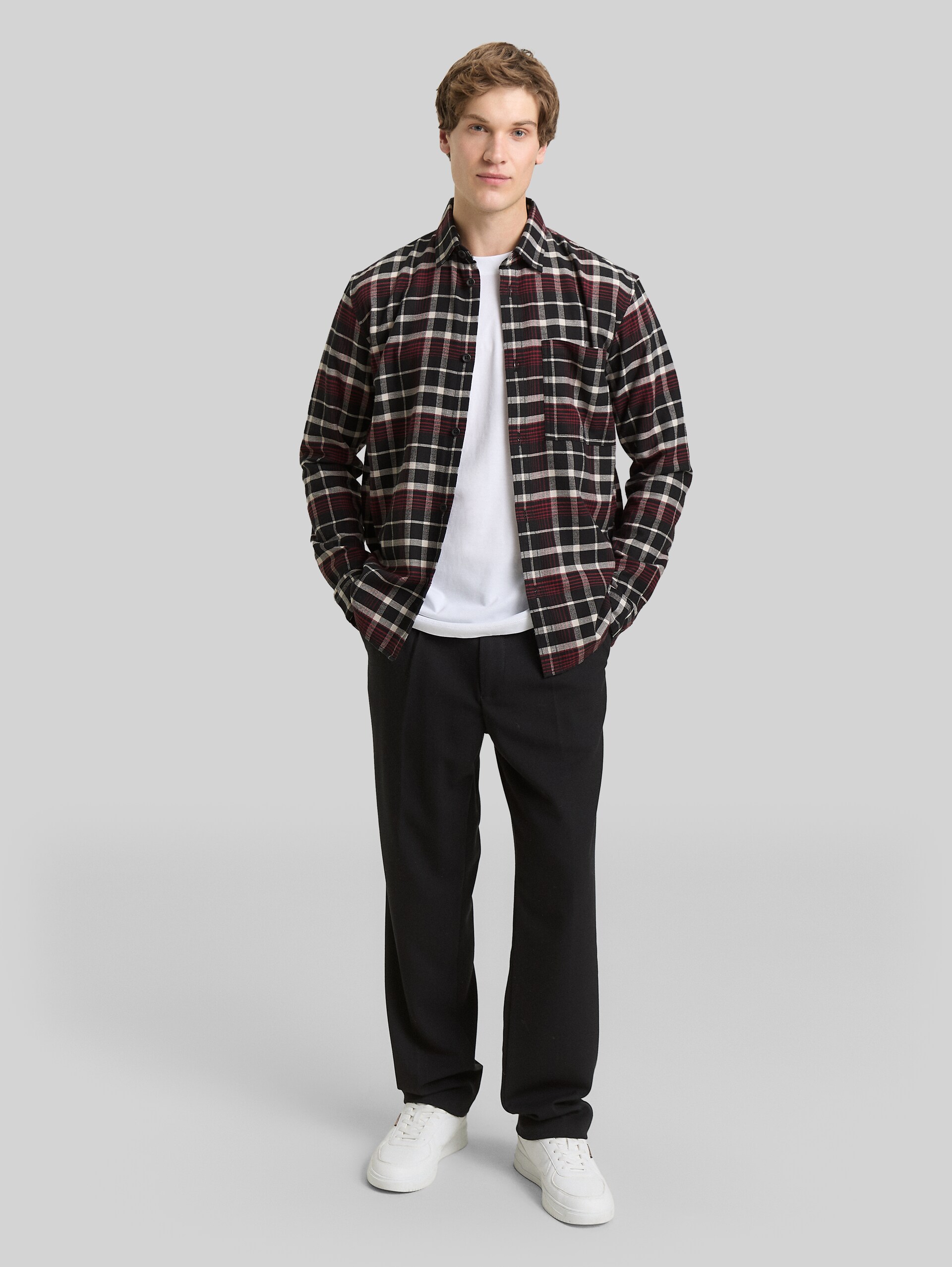 Relaxed Fit Hemd mit Karomuster - black red white check - Model-Vorderansicht